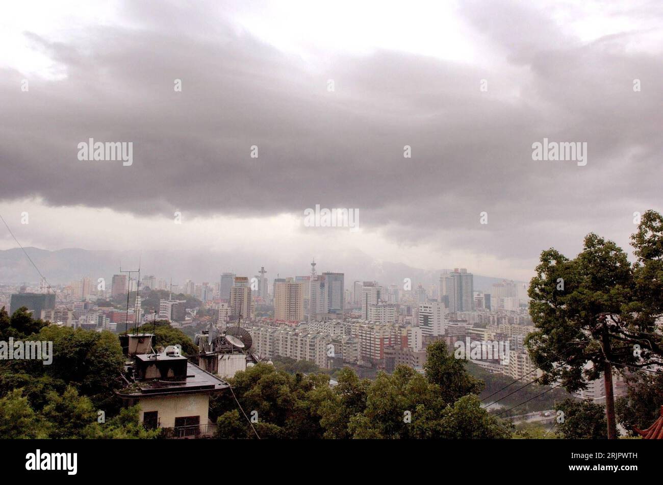 Bildnummer: 51244735  Datum: 17.05.2006  Copyright: imago/Xinhua Dunkle Regenwolken über Fuzhou künden vom Taifun Chanchu PUBLICATIONxNOTxINxCHN, Landschaft; 2006, Fuzhou, Fujian, Regen, regnen, regnet, Sturm, Stürme, Wetter, Wirbelsturm, Wirbelstürme, Wetterkapriole, Wetterkapriolen, Unwetter, Regenfall, Regenfälle, Wolken, Regenwolke; , quer, Kbdig, Totale, Stadtlandschaft, China,  , Wetter Stock Photo
