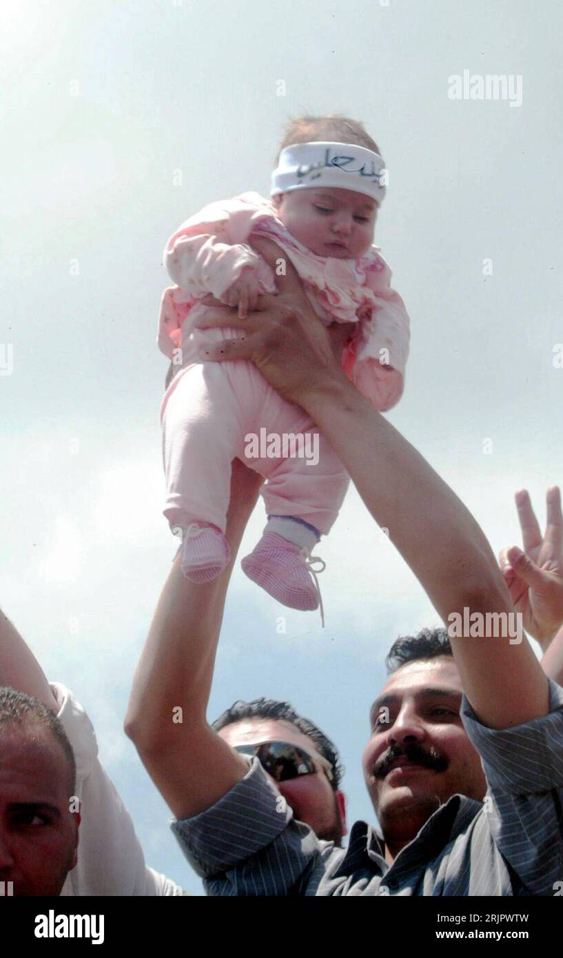 Bildnummer: 51244755  Datum: 17.05.2006  Copyright: imago/Xinhua Palästinensischer Regierungsbeamter mit seinem Baby während einer Anti Hamas Demonstration in Ramallah PUBLICATIONxNOTxINxCHN, Personen , optimistisch; 2006, Ramallah, , Palästina, Demo, Protest, Proteste, Protestaktion, Protestaktionen, Teilnehmer, Demonstrant, Demonstranten, Fatah Anhänger, Palästinenser, lächeln, Babys, Kind, Kinder, Kleinkind, Kleinkinder, Mädchen; , hoch, Kbdig, Einzelbild, Israel,  , Gesellschaft, Westjordanland, palästinensische Autonomiegebiete Stock Photo