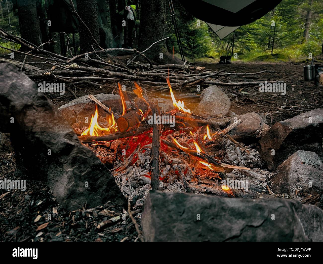 Campfire surrounded by rocks hi-res stock photography and images - Alamy