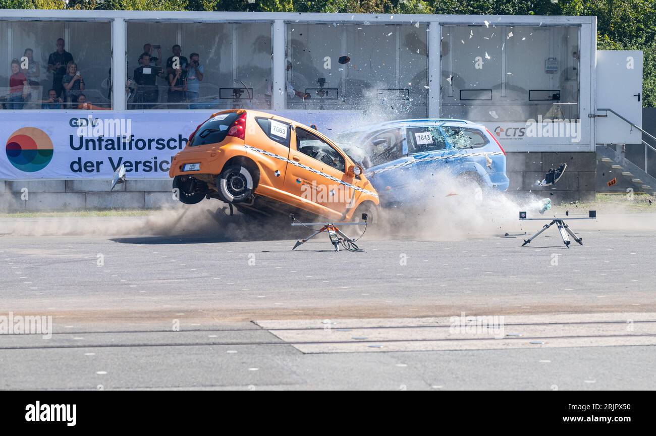 23 August 2023, North Rhine-Westphalia, Münster: In a crash test conducted by the German Insurers Accident Research (UDV) on wrong-way drivers, two passenger cars drive head-on into each other at 100 km/h. The study shows who causes wrong-way drivers and what role illness or alcohol play. The study shows who the wrong-way drivers are, what the causes are and what role illness or alcohol play. Head Brockmann uses a crash test to demonstrate the force with which two cars collide head-on at 100 kilometers per hour each. Photo: Guido Kirchner/dpa Stock Photo