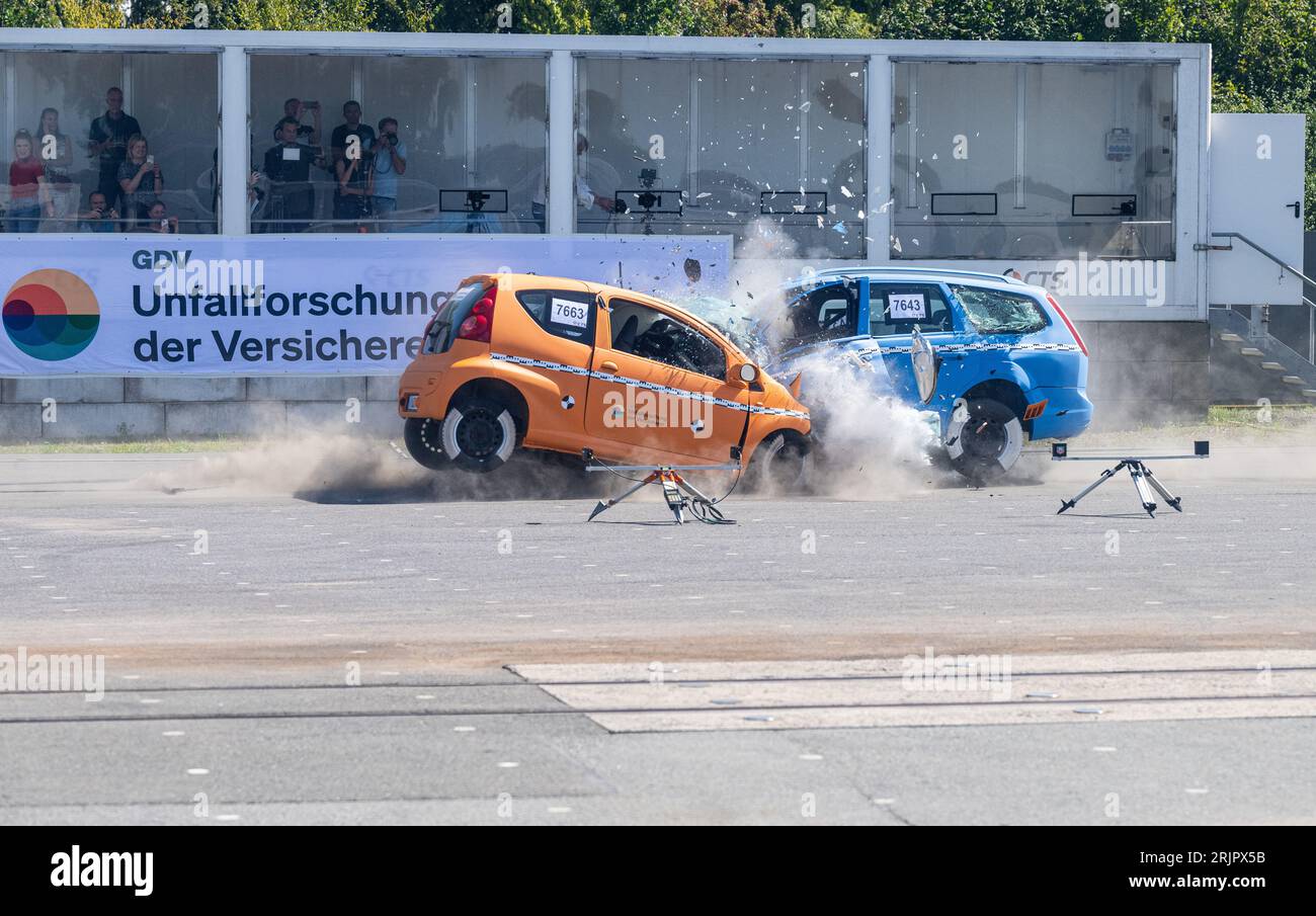 23 August 2023, North Rhine-Westphalia, Münster: In a crash test conducted by the German Insurers Accident Research (UDV) on wrong-way drivers, two passenger cars drive head-on into each other at 100 km/h. The study shows who causes wrong-way drivers and what role illness or alcohol play. The study shows who the wrong-way drivers are, what the causes are and what role illness or alcohol play. Head Brockmann uses a crash test to demonstrate the force with which two cars collide head-on at 100 kilometers per hour each. Photo: Guido Kirchner/dpa Stock Photo