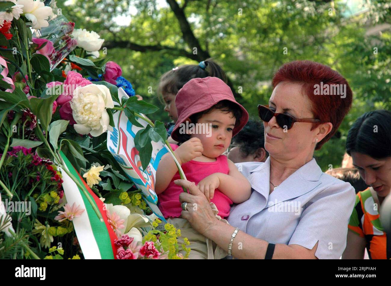 Oma mit enkelin hi-res stock photography and images - Alamy