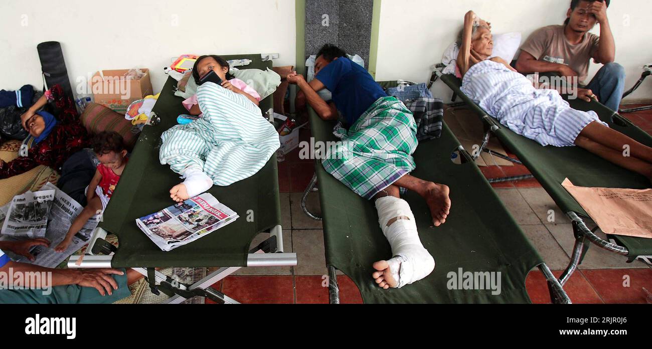 Bildnummer: 51266783  Datum: 31.05.2006  Copyright: imago/Xinhua Erdbebenopfer im Krankenhaus von Bantul, dem am stärksten betroffenen Stadtteil von Yogyakarta, Personen; 2006, Yogyakarta, Katastrophen, Katastrophe, Naturkatastrophen, Erdbeben, Folge, Folgen, Unterstützung, Erstversorgung, ärztliche Versorgung, Erste Hilfe,  Verletzter, verletzt, Verletzte, Opfer, Erdbebenopfer, Java, Beben, Krankenhäuser, Krankenstation, Krankenstationen, ; , quer, Kbdig, Gruppenbild, Indonesien,  , Stock Photo