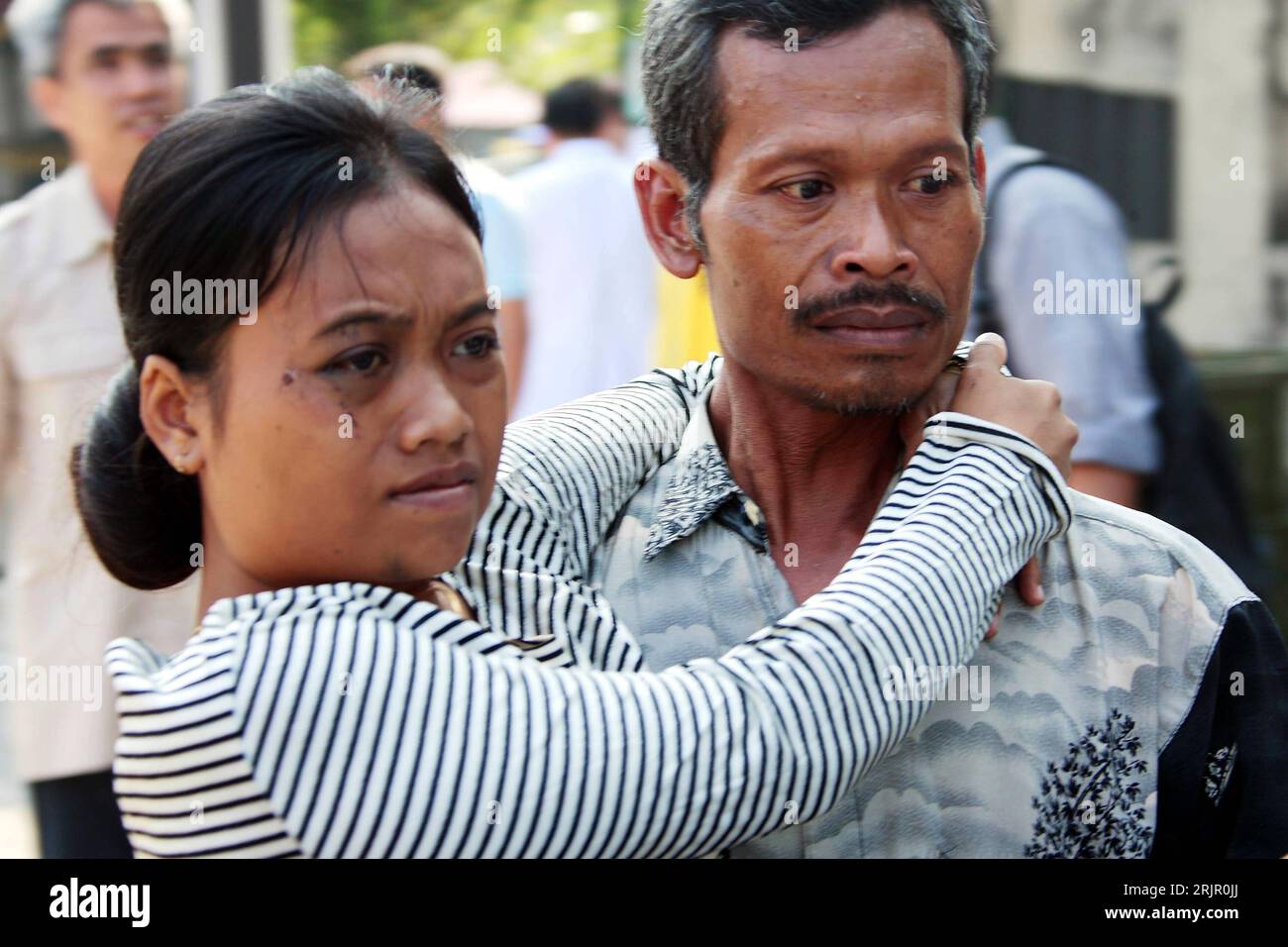 Bildnummer: 51266790  Datum: 31.05.2006  Copyright: imago/Xinhua Einwohner von Yogyakarta trägt nach dem schweren Erdbeben seine verletzte Frau in ein chinesisches Feldlazarett in Bantul, dem am stärksten betroffenen Stadtteil, Personen; 2006, Yogyakarta, Katastrophen, Katastrophe, Naturkatastrophen, Erdbeben, Folge, Folgen, Opfer, Erdbebenopfer, Java, Beben, Verletzter, verletzt, Verletzte, , Einheimische, Einheimischer; , quer, Kbdig, Gruppenbild, close, Indonesien,  , / pessimistisch Stock Photo