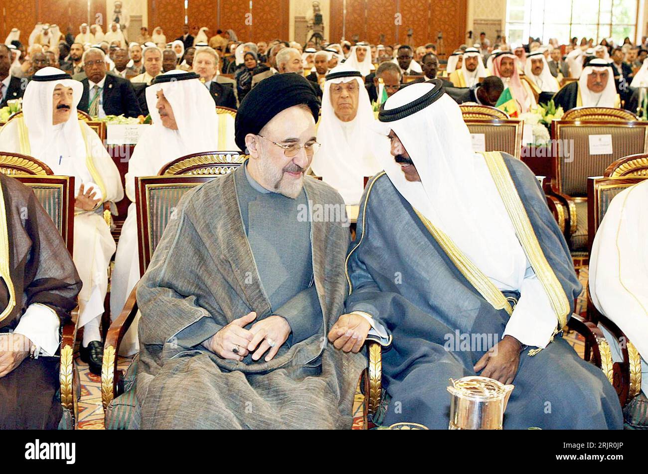 Mohammad Khatami (vorn li., IRI) und Sheikh Nawaf al-Ahmad al-Sabah (vorn re., KUW/Kronprinz) während der Eröffnungszeremonie der 31. Jahrestagung der Islamic Development Bank in Kuwait City  PUBLICATIONxNOTxINxCHN Stock Photo
