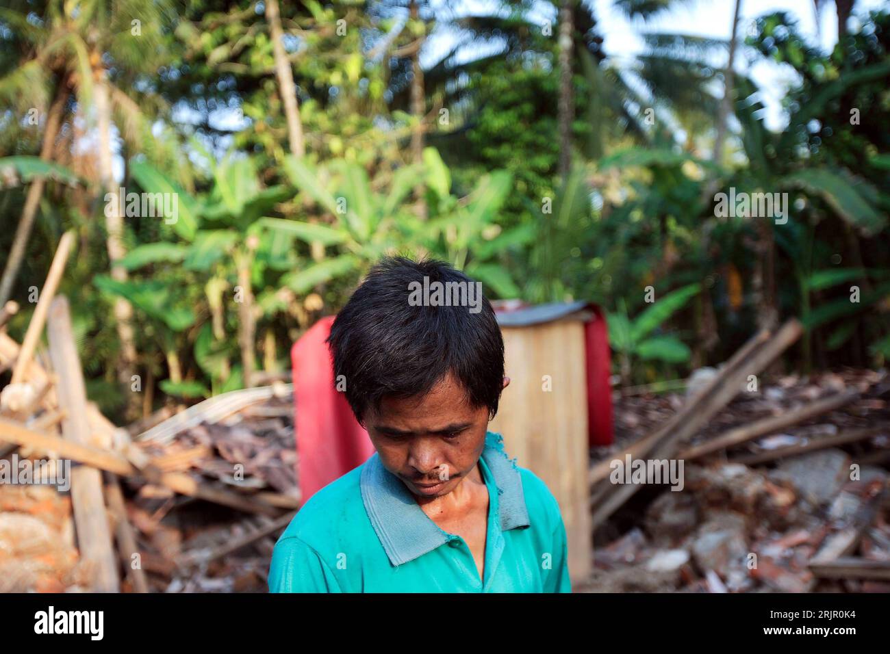 Bildnummer: 51266788  Datum: 31.05.2006  Copyright: imago/Xinhua Einwohner von Yogyakarta steht mit gesenktem Kopf in den Ruinen seines Hauses in Bantul, dem am stärksten betroffenen Stadtteil von Yogyakarta, Personen  Einwohner von Yogyakarta steht mit gesenktem Kopf in den Ruinen seines Hauses in Bantul, dem am stärksten betroffenen Stadtteil - PUBLICATIONxNOTxINxCHN; 2006, Yogyakarta, Katastrophen, Katastrophe, Naturkatastrophen, Erdbeben, Folge, Folgen, Opfer, Erdbebenopfer, Java, Beben, Ruine, Hausruine, Hausruinen, Einheimische, Einheimischer; , quer, Kbdig, Einzelbild, close, Indonesien Stock Photo