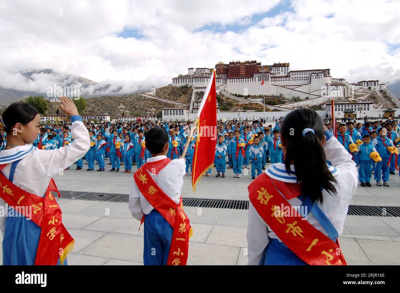 Bildnummer: 51269198  Datum: 23.05.2006  Copyright: imago/Xinhua Jungpioniere feiern den 55. Jahrestag der Befreiung Tibets in Lhasa - Tibet PUBLICATIONxNOTxINxCHN, Personen; 2006, Lhasa, Autonomes Gebiet, Autonome Gebiete, Kind, Kinder, Pionier, Pioniere, Jungpionier, Jubiläumsveranstaltungen; , quer, Kbdig, Totale, Tibet,  , Stock Photo
