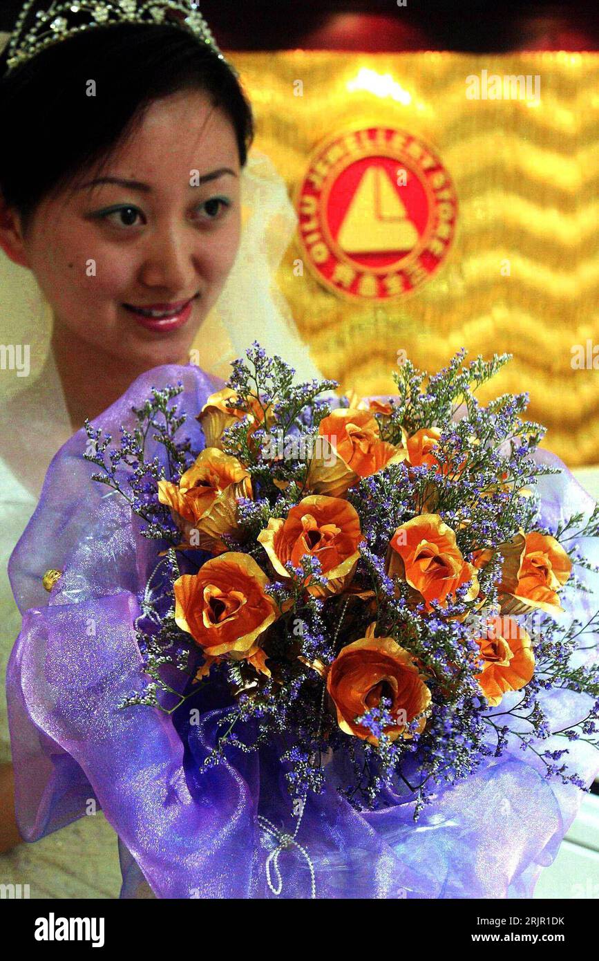 Bildnummer: 51270872  Datum: 22.05.2006  Copyright: imago/Xinhua Model in einem Brautkleid präsentiert einen Strauß Rosen aus Blattgold in einem Juweliergeschäft in Jinan - Provinz Shandong PUBLICATIONxNOTxINxCHN, Personen , Objekte , optimistisch; 2006, Jinan, Provinz Shandong, Rose, Rosen, Gold, Kunstblume, Kunstblumen, Strauß, Sträuße, Blumenstrauß, Blumensträuße, Rosenstrauß, Rosensträuße, Luxus, Luxusgüter; , hoch, Kbdig, Einzelbild, close, China,  , / vergoldet, vergoldete, gold, Braut, Hochzeit, Heiraten, Heirat Stock Photo