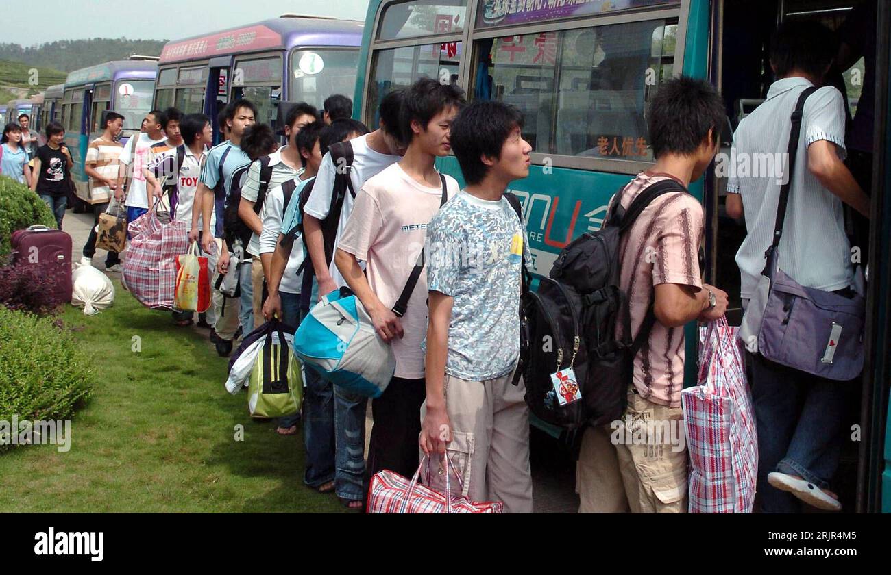 Bildnummer: 51292622  Datum: 11.06.2006  Copyright: imago/Xinhua High School Absolventen aus Dongfeng steigen in Busse um  in Jian Ou die wegen der Überflutungen verschobenen Aufnahmeprüfungen am Nationalen College nachzuholen - Jian OU - PUBLICATIONxNOTxINxCHN, Personen; 2006, Jian Ou, Jianou, Fujian, Student, Studenten, Absolventen, Zulassungsprüfung, Aufnahmeprüfung, Chinese, Chinesen, Bus, Busse, chinesisch, chinesische, Fahrt, Fahrten, Warteschlange, Menschenschlange; , quer, Kbdig, Totale, China,  , Universität, Bildung, Stock Photo
