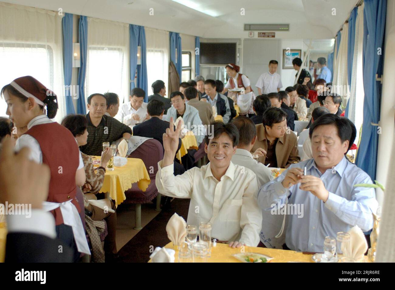 Bildnummer: 51314295  Datum: 01.07.2006  Copyright: imago/Xinhua Passagiere der Qinghai-Tibet Eisenbahnlinie - PUBLICATIONxNOTxINxCHN, Personen , optimistisch; 2006, Zug, Züge, Eisenbahn, Eisenbahnen, Passagiere, Zugfahrt, Bahnfahrt, Bahnreise, Zugreise; , quer, Kbdig, Totale, China,  , Bahn, Verkehr, Stock Photo