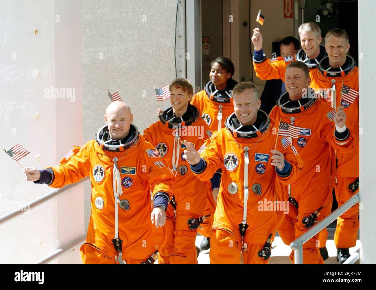 Bildnummer: 51319669  Datum: 04.07.2006  Copyright: imago/Xinhua Besatzung der Space Shuttle-Mission STS-121: Pilot Mark Kelly (vorn li.), Kommandeur Steven Lindsey (vorn re.), Missionsspezialistin Lisa Nowak (2.Reihe li.), Michael Fossum (2.Reihe re.), Stephanie Wilson (3.Reihe li.), Piers John Sellers (3.Reihe rechts/alle USA) und Bordingenieur Thomas Reiter (hinten/GER) winken mit amerikanischen Fähnchen auf dem Weg zur Discovery in Cape Canaveral in Florida - PUBLICATIONxNOTxINxCHN, Personen , optimistisch; 2006, Florida, NASA, Weltraumforschung, Raumfahrt, Astronaut, Astronauten, Besatzun Stock Photo