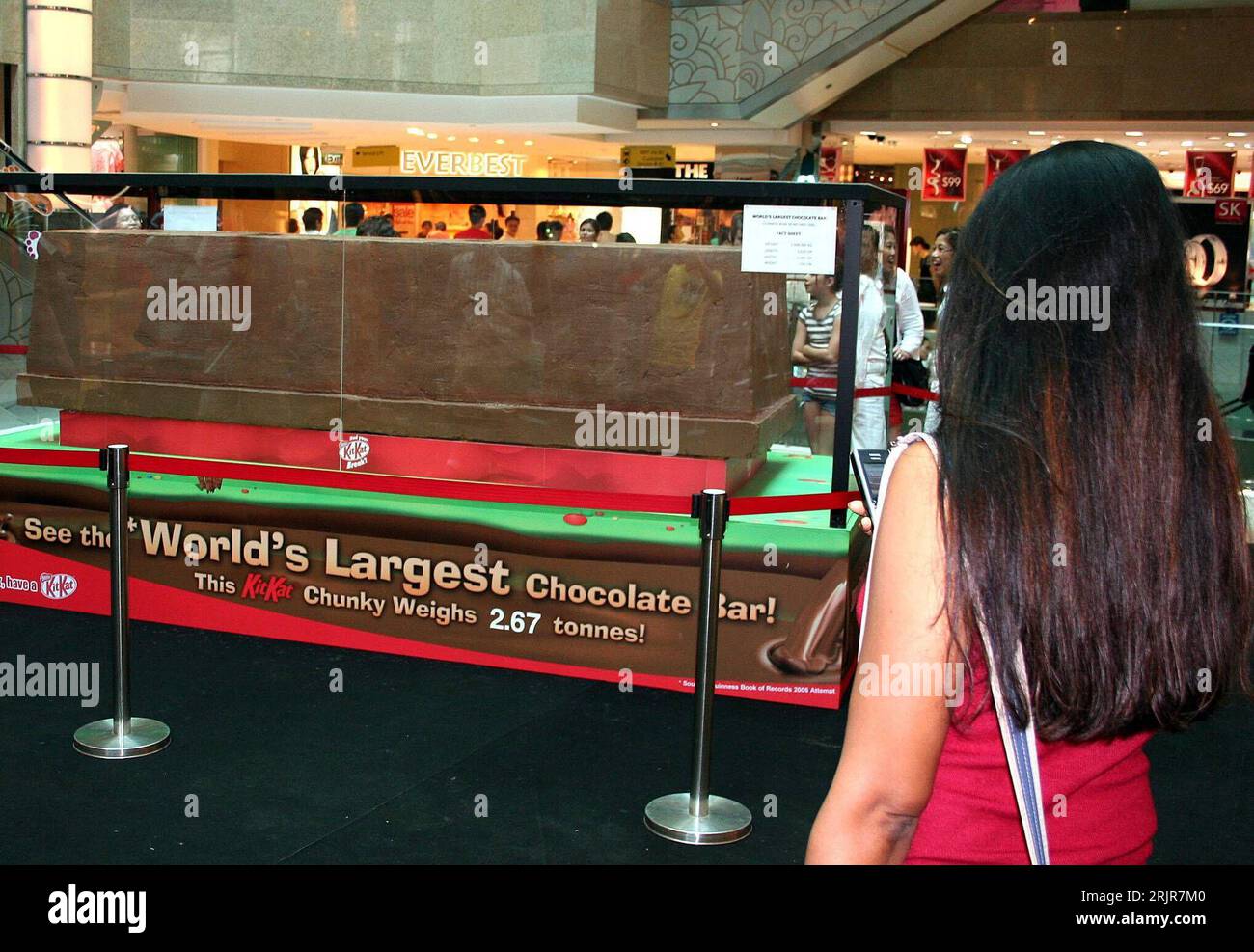 Frau betrachtet den größten Schokoriegel der Welt - Gewicht 2,67 Tonnen - im Plaza Singapura in Singapur PUBLICATIONxNOTxINxCHN Stock Photo
