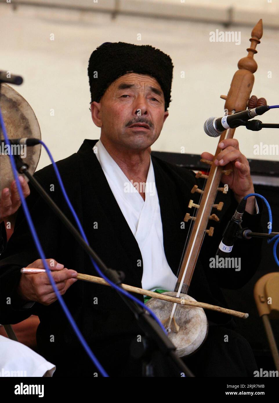 Bildnummer: 51322771  Datum: 01.07.2006  Copyright: imago/Xinhua Mitglied einer chinesischen Maqam-Musikgruppe spielt auf einer Erhu im - Salaam Music Village - in Kew Gardens, London - PUBLICATIONxNOTxINxCHN, Personen , ; 2006, London, Musiker , Tradition , , Streichinstrument, Streichinstrumente, Instrument, Instrumente, chinesisch, chinesische, Geige, Streicher; , hoch, Kbdig, Einzelbild, close, Musik, Kunst, England,  ,  , / Chinese, Chinesen, Musikinstrument, Musikinstrumente, traditionell, traditionelle Stock Photo