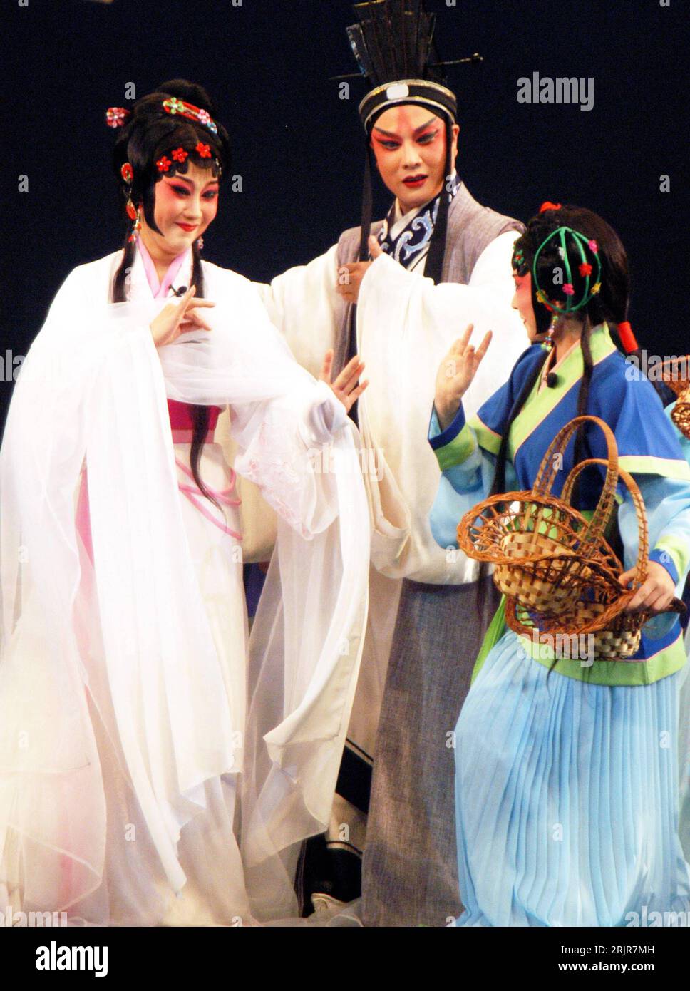 Bildnummer: 51322694  Datum: 05.07.2006  Copyright: imago/Xinhua Schauspieler während einer Aufführung einer Kunqu - Oper - anlässlich der - 3. China Kunqu Kunst Festivals - in Kunshan Stadt - PUBLICATIONxNOTxINxCHN, Personen; 2006, Kunshan Stadt, Jiangsu, Oper, Opern, Tanz, Tänze, Kostüm, Kostüme, kostümiert, kostümierte, kostümierter, Musik, Klassik, Tradition, Frau, Frauen, Kunquoper, Kun Kunoper, Mann, Männer,; , hoch, Kbdig, Gruppenbild, Theater, Kunst, China,  , Stock Photo