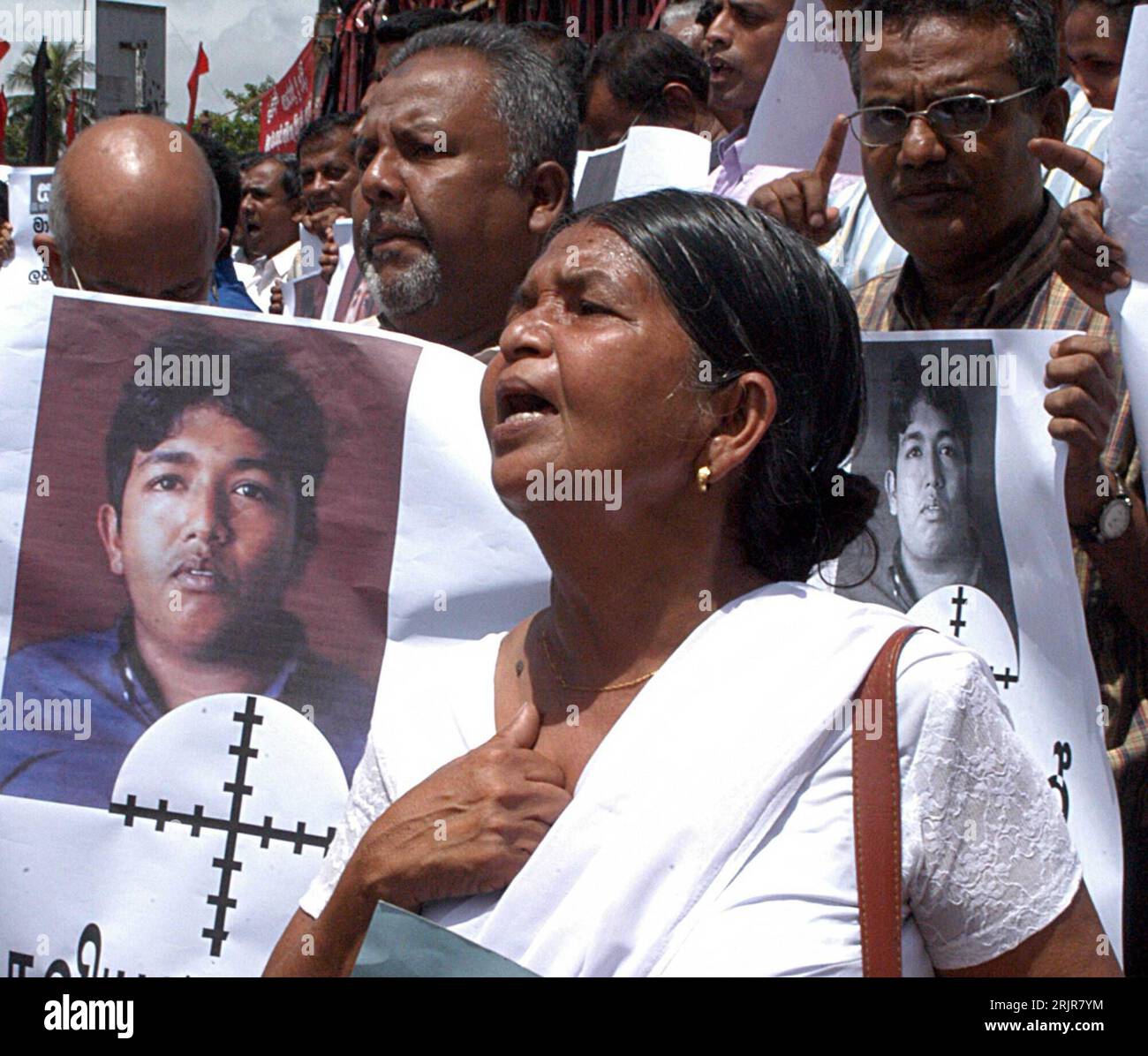 Bildnummer: 51323197  Datum: 06.07.2006  Copyright: imago/Xinhua Rupa de Silva (SRI) während einer Demonstration in Colombo - Ihr Sohn Journalist Sampath Lakmal de Silva wurde in Colombo ermordet - PUBLICATIONxNOTxINxCHN, Personen; 2006, Colombo, Demonstrant, Demonstrantin, Demonstration, Demonstrationen, Demo, Demos, Einheimischer, Einheimische, Land, Leute, Singhalese, Singhalesin, Singhalesen, Frau, Frauen, Mann, Männer, Protest, Proteste, Bild, Bilder, Foto, Fotos, Opfer, Angehörige, Angehöriger,; , quer, Kbdig, Gruppenbild, Sri Lanka, Kriminalität, Gesellschaft,  , Gesellschaft Stock Photo