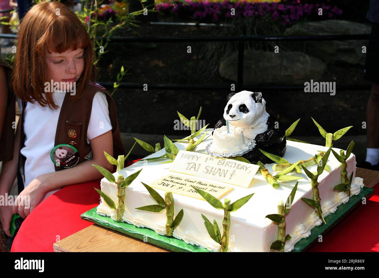 Bildnummer: 51327293  Datum: 06.07.2006  Copyright: imago/Xinhua Mädchen neben einer Geburtstagstorte für Pandabär Tai Shan zu seinem ersten Geburtstag im National Zoo von Washington DC PUBLICATIONxNOTxINxCHN, Personen , Objekte; 2006, Washington D.C., , Panda, Pandas, Pandabären, Kind, Kinder, Torten, Geburtstage; , quer, Kbdig, Einzelbild, Vereinigte Staaten von Amerika,  , / Geschenk, Geschenke, Geburtstagsgeschenk, Geburtstagsgeschenke, kurios, Zoo, Zoos, Tierpark Stock Photo