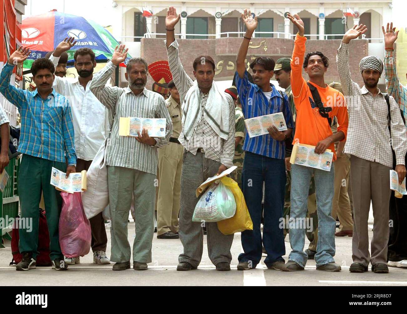 Bildnummer: 51330080  Datum: 30.06.2006  Copyright: imago/Xinhua Inder freuen sich nach ihrer Freilassung aus pakistanischer Gefangenschaft nahe der nordindischen Grenzstadt Amritsar - PUBLICATIONxNOTxINxCHN, Personen , Freude , optimistisch; 2006, Amritsar, Wagah, Mann, Männer, Gefangener, Gefangene, winken, Pass, Pässe; , quer, Kbdig, Gruppenbild, Indien,  , Gesellschaft Stock Photo