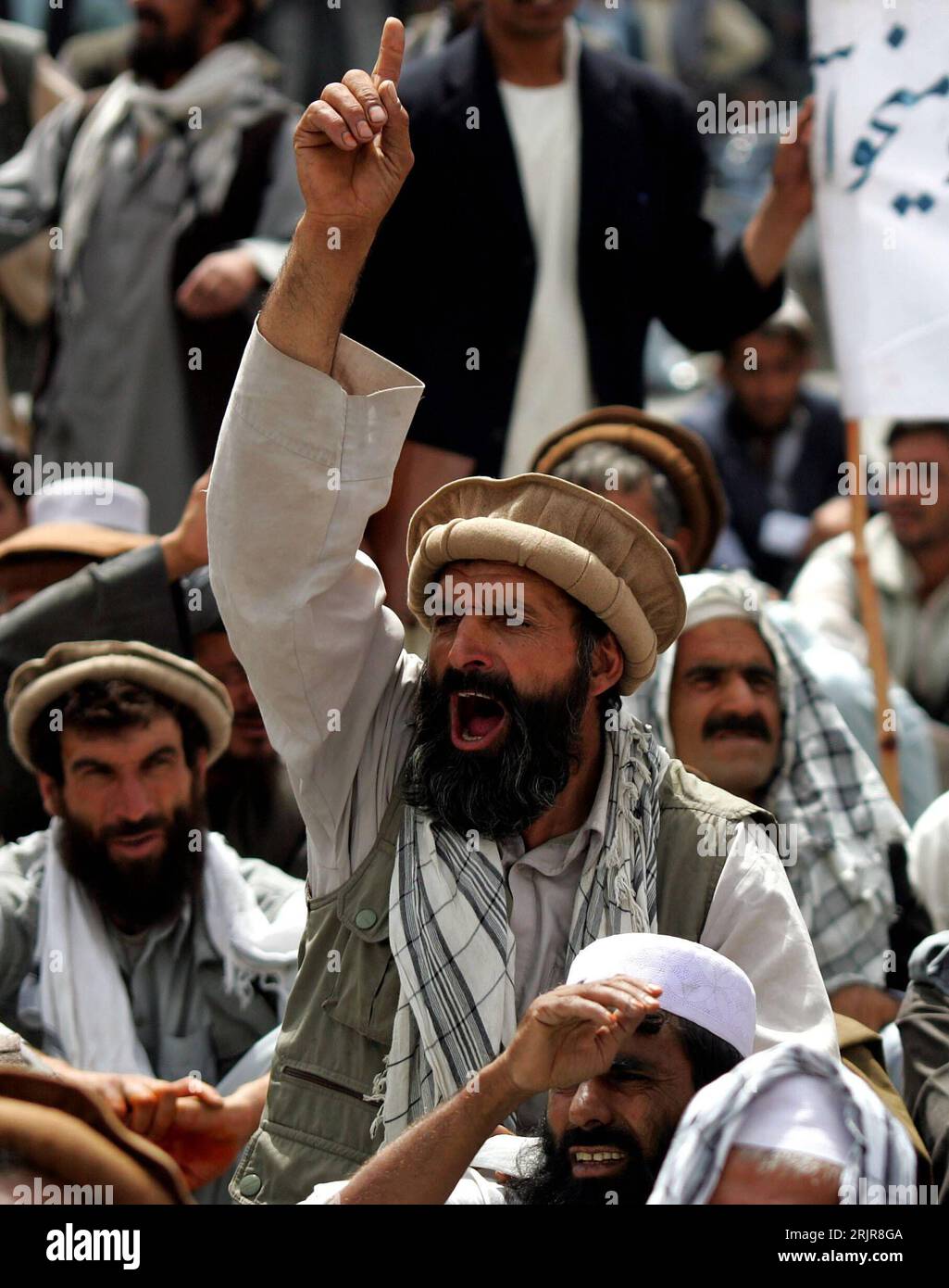 Bildnummer: 51330985  Datum: 12.07.2006  Copyright: imago/Xinhua Demonstranten anlässlich einer Demonstration gegen Arbeitslosigkeit in Kabul - PUBLICATIONxNOTxINxCHN, Personen; 2006, Kabul, Arbeitsloser, Arbeitslose, Einheimischer, Einheimische, Demo, Protest, Proteste, Demonstrant, Mann, Männer, Gestik, Zeigefinger, Fingerzeig; , hoch, Kbdig, Gruppenbild, Afghanistan,  , Stock Photo