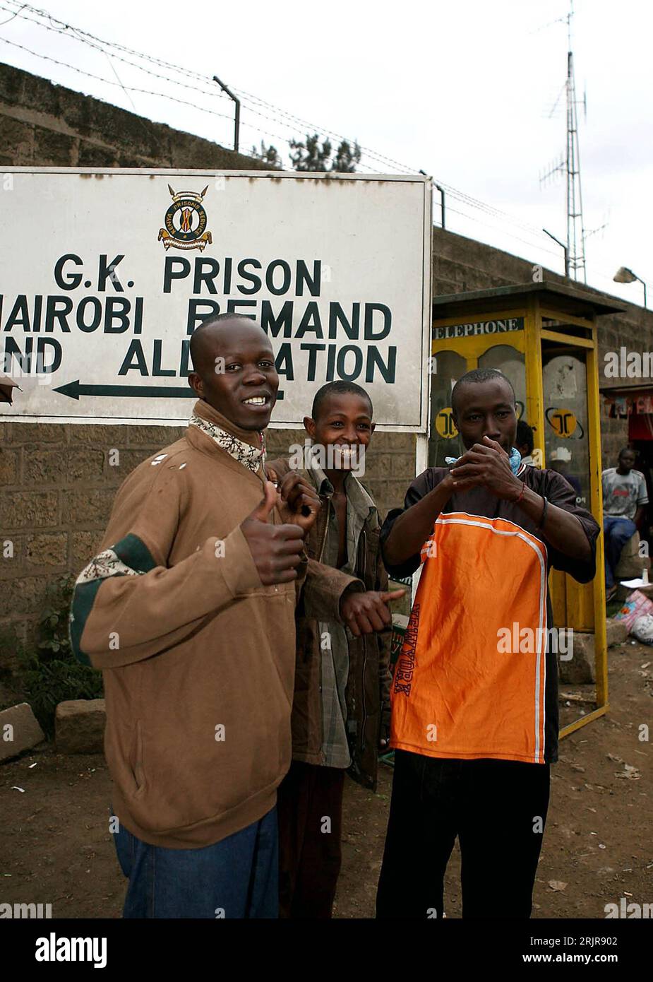 Bildnummer: 51336032  Datum: 14.07.2006  Copyright: imago/Xinhua Häftlinge werden aus einem Gefängnis in Nairobi entlassen - PUBLICATIONxNOTxINxCHN, Personen , optimistisch , Freude; 2006, Nairobi, Gefängnis, Gefängnisse, Prison, Schriftzug, Häftling, Häftlinge, Insasse, Insassen, Gefangene, Gefangener, Kenianer, thumbs up, Daumen , Gestik; , hoch, Kbdig, Gruppenbild, Kenia,  , Strafvollzug, Staat / Freilassung, Entlassung, Begnadigung, Mann, Männer Stock Photo