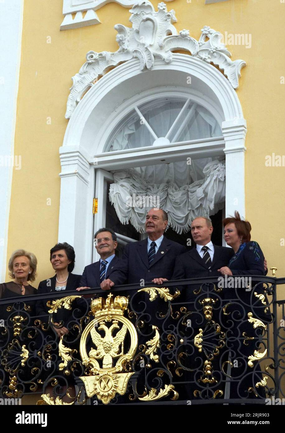 Bildnummer: 51336333  Datum: 15.07.2006  Copyright: imago/Xinhua V.l.n.r.: Bernadette Chirac (FRA), Flavia Franzoni (ITA/Ehefrau von Romano Prodi), Premierminister Romano Prodi (ITA), Staatspräsident Jacques Chirac (FRA), Präsident Wladimir Putin (RUS) und Ludmilla Putin (RUS) anlässlich des G8-Gipfeltreffens in St. Petersburg - PUBLICATIONxNOTxINxCHN, Personen; 2006, Sankt Petersburg, G 8, Gipfeltreffen, Pressetermin , Politiker, Frau, Ehepaar, Paar, Vladimir, Lyudmila, Ludmila; , hoch, Kbdig, Totale, Internationale Politik, Politik, Russland, Randbild, People / Putina Stock Photo