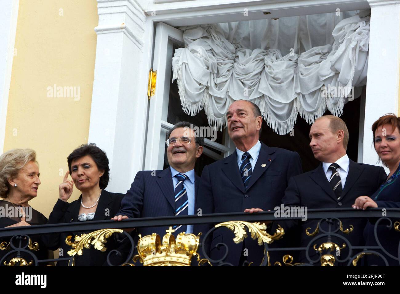Bildnummer: 51336330  Datum: 15.07.2006  Copyright: imago/Xinhua V.l.n.r.: Bernadette Chirac (FRA), Flavia Franzoni (ITA/Ehefrau von Romano Prodi), Premierminister Romano Prodi (ITA), Staatspräsident Jacques Chirac (FRA), Präsident Wladimir Putin (RUS) und Ludmilla Putin (RUS) anlässlich des G8-Gipfeltreffens in St. Petersburg - PUBLICATIONxNOTxINxCHN, Personen; 2006, Sankt Petersburg, G 8, Gipfeltreffen, Pressetermin , Politiker, Frau, Ehepaar, Paar, Vladimir, Lyudmila, Ludmila; , quer, Kbdig, Gruppenbild, close, Internationale Politik, Politik, Russland, Randbild, People / Putina Stock Photo
