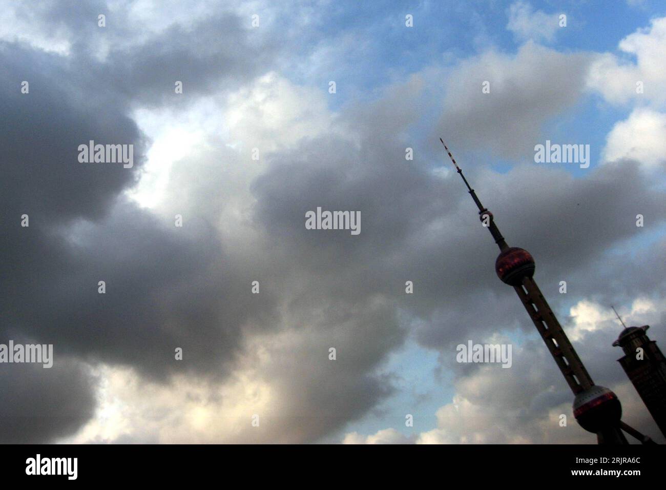 Bildnummer: 51352628  Datum: 25.07.2006  Copyright: imago/Xinhua Dunkle Wolken über dem Oriental-Fernsehturm in Shanghai - PUBLICATIONxNOTxINxCHN, Landschaft , Gebäude, außen, Außenansicht; 2006, Shanghai, Fernsehtürme, Türme, Turm, Wolke, Bewölkt, Himmel, Schräglage,  , Wolken; , quer, Kbdig, Totale, , , China,  , Wetter Stock Photo