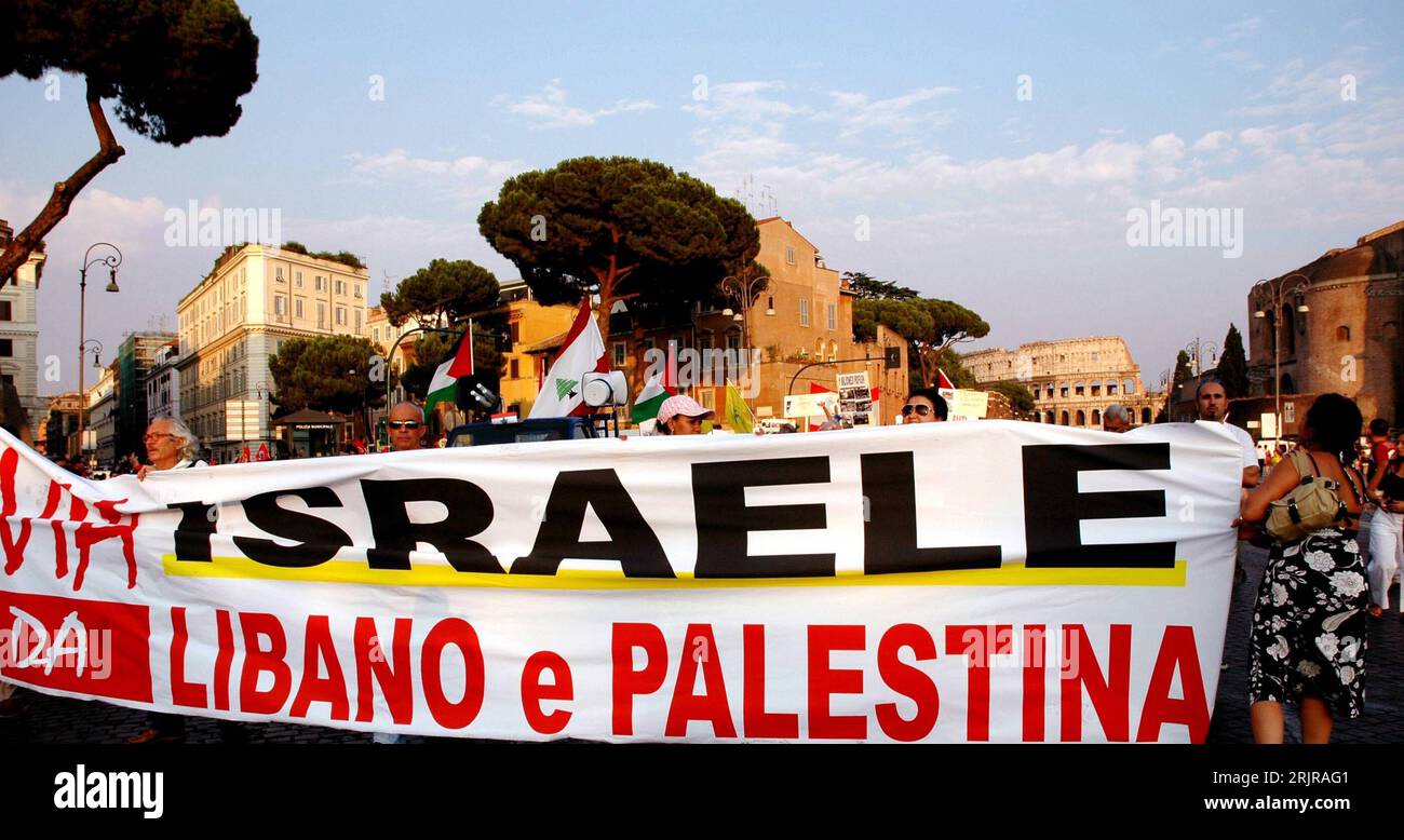 Bildnummer: 51355581  Datum: 28.07.2006  Copyright: imago/Xinhua Demonstranten protestieren gegen die israelischen Militäraktionen im Libanon und dem Gazastreifen - Rom - PUBLICATIONxNOTxINxCHN, Personen; 2006, Rom, Demonstration, Demonstranten, Protest, Proteste, Italiener, Transparent, Transparente, Kriegsgegner, Antikriegsdemo, israelisch, israelische, israelischer, Militärangriff, Militärangriffe, Militäraktion, Nahostkonflikt, Schriftzug Israele Da Libano e Palestina; , quer, Kbdig, Totale, Italien,  , Gesellschaft Stock Photo