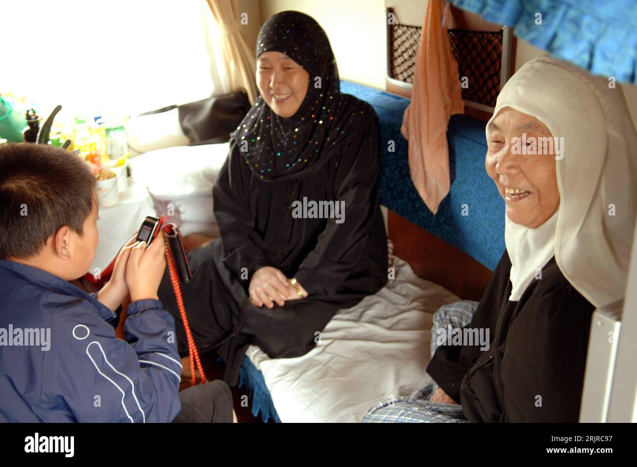 Bildnummer: 51370626  Datum: 29.07.2006  Copyright: imago/Xinhua Passagiere in der Quinghai-Tibet Eisenbahnlinie PUBLICATIONxNOTxINxCHN, Personen , optimistisch; 2006, Hefei, Einheimische, Einheimischer, Chinese, Chinesen, Chinesin, Züge, Passagier, Passagiere, Zug, Eisenbahn, Eisenbahnen, Zugfahrt, Bahnfahrt, Bahnreise, Zugreise, Frau, Frauen, Kind, Kinder, Junge, Jungen, lächeln; , quer, Kbdig, Gruppenbild, China,  ,  / Transport, Reisende, Fahrgäste, Fahrgast Stock Photo