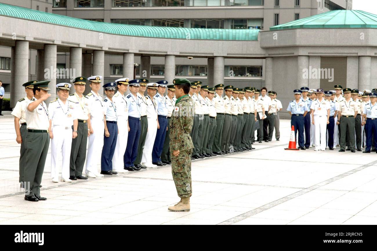 Bildnummer: 51374014  Datum: 20.07.2006  Copyright: imago/Xinhua Soldat grüßt hohe Offiziere der Ground Self-Defence Force bei einer Zeremonie in Tokio - PUBLICATIONxNOTxINxCHN, Personen; 2006, , Offizier, Soldat, Soldaten, grüßen, begrüßt, Begrüßung, japanisch, japanische, Heer, Salut, salutiert, salutieren,; , quer, Kbdig, Totale, Japan,  , Militaer, Staat, Stock Photo