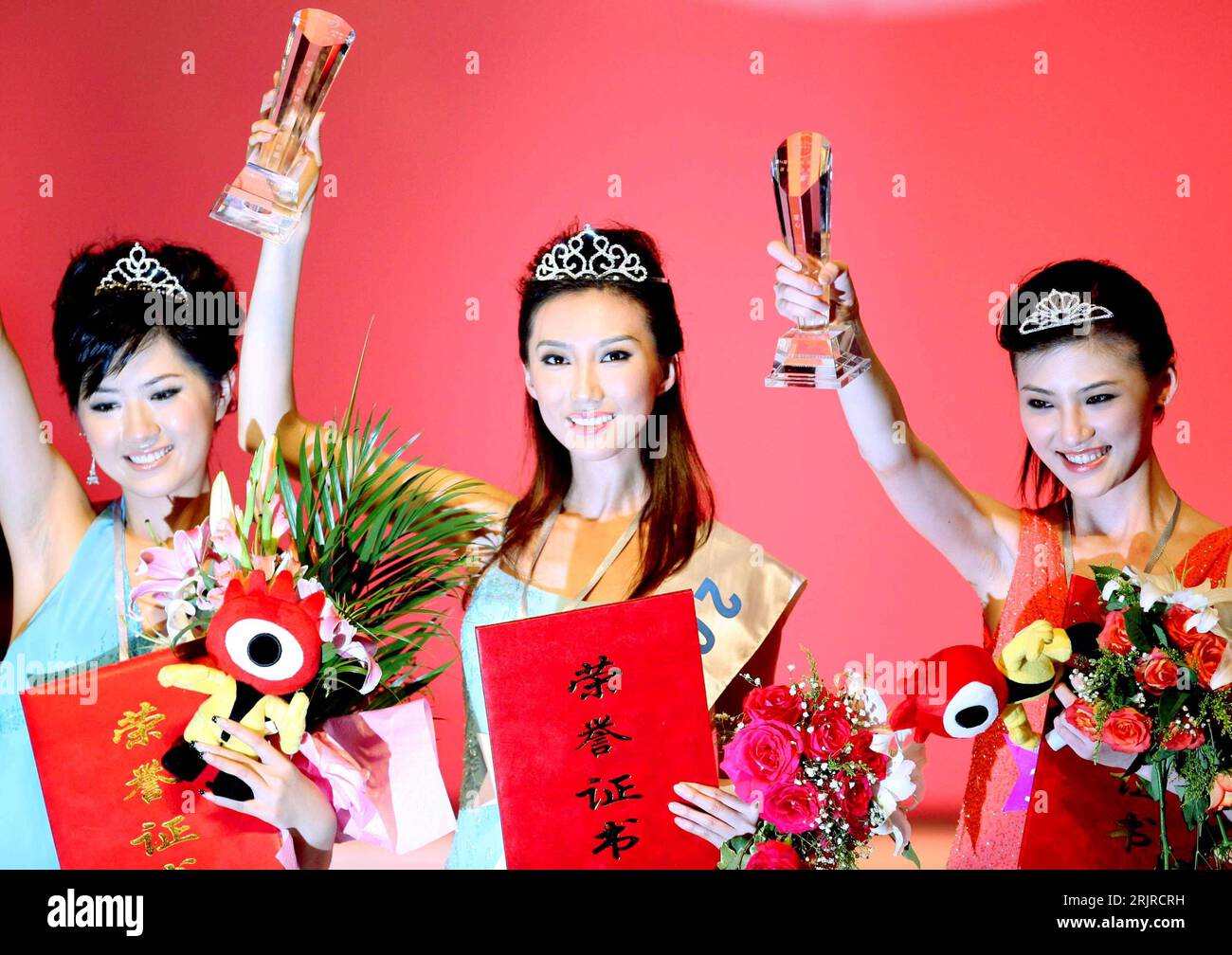 Bildnummer: 51374414  Datum: 02.08.2006  Copyright: imago/Xinhua Miss China 2006 Liu Duo (CHN) mit Gu Lan (re., CHN/2. Platz) und Zhang Ni (li., CHN/3. Platz) nach der gewonnenen Wahl in Peking - PUBLICATIONxNOTxINxCHN, Personen , optimistisch , Freude; 2006, Peking, Schönheitswettbewerb, Schönheitswettbewerbe, Wettbewerb, Wettbewerbe, Misswahl, Misswahlen, Teilnehmer, Teilnehmerin, Gewinner, Gewinnerin, Erste,; , quer, Kbdig, Gruppenbild, close, China, Randbild, People Stock Photo