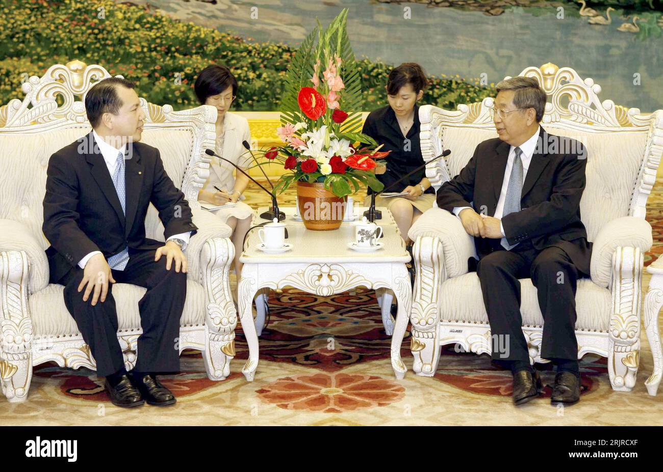 Bildnummer: 51374239  Datum: 24.07.2006  Copyright: imago/Xinhua Xu Jialu (re., CHN/Vizepräsident Nationaler Volkskongress) empfängt Tanigawa Yoshiki (JPN/Vizepräsident Soka Gakkai Japan) in Peking - PUBLICATIONxNOTxINxCHN, Personen; 2006, Peking, Politiker, Politik, Treffen, Gespräch, SGI; , quer, Kbdig, Gruppenbild, China, Buddhismus, Religion, Randbild, People Stock Photo