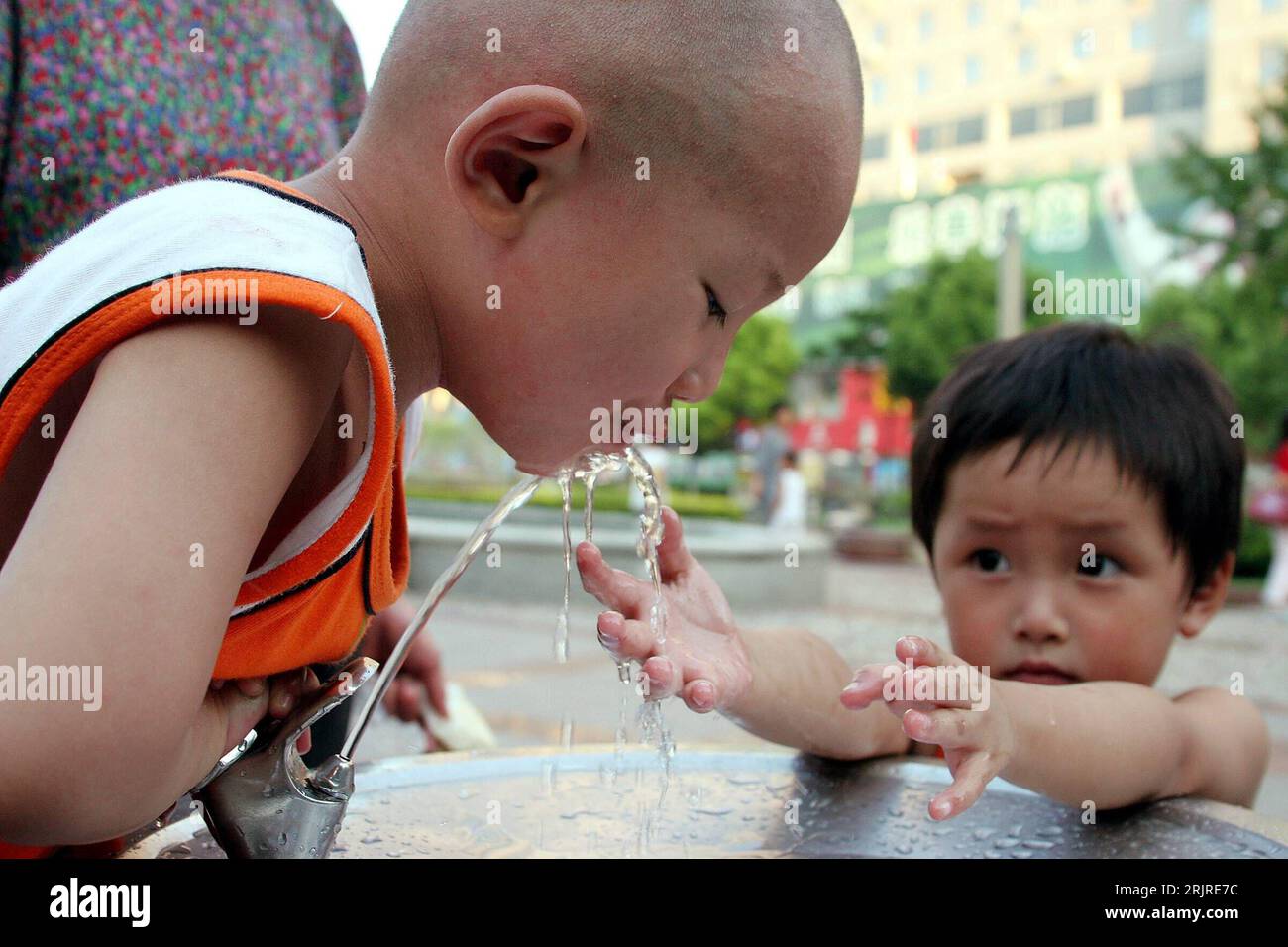 Bildnummer: 51382723  Datum: 30.07.2006  Copyright: imago/Xinhua Junge trinkt Wasser an einem Trinkbrunnen - PUBLICATIONxNOTxINxCHN, Personen; 2006, Hefei, Anhui, Durst, durstig, durstige, durstiger, Kind, Kinder, Einheimischer, Einheimische, Land, Leute, Jungen, Chinese, Chinesen, Erfrischung, erfrischen, trinken, Trinkwasser, , ,; , quer, Kbdig, , , Gruppenbild, China,  , Stock Photo