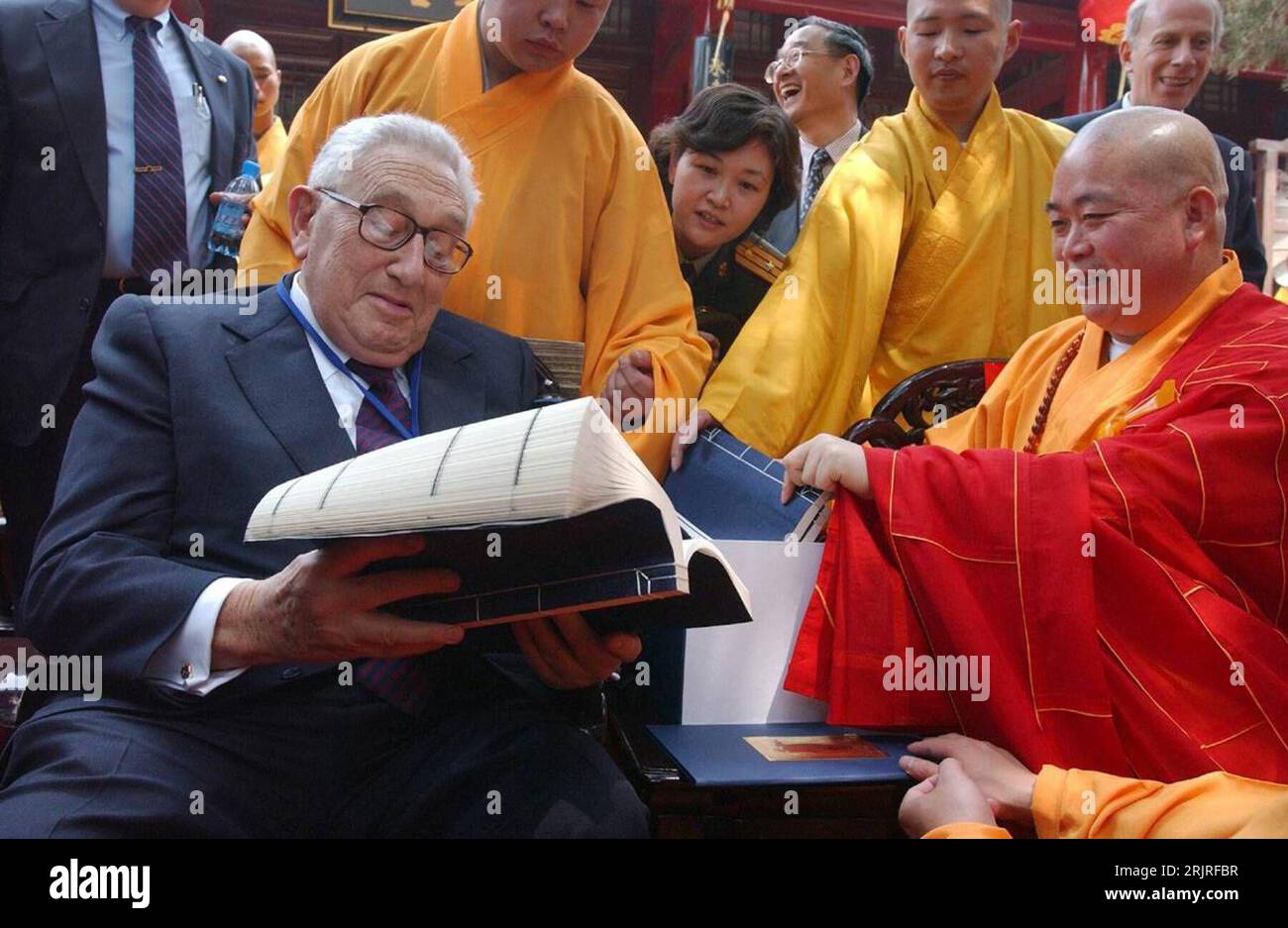 Bildnummer: 51409512  Datum: 12.05.2006  Copyright: imago/Xinhua Henry A. Kissinger (USA) liest in einem Buch von Shi Yongxin (re., CHN/Abt des Shongshan Shaolin-Tempel) während eines Besuchs in Zhengzhou - PUBLICATIONxNOTxINxCHN, Personen , optimistisch; 2006, Zhengzhou, Mönch, Mönche, buddhistischer, buddhistische, Politik, Politiker; , quer, Kbdig, Gruppenbild, China, Buddhismus, Religion, Randbild, People Stock Photo