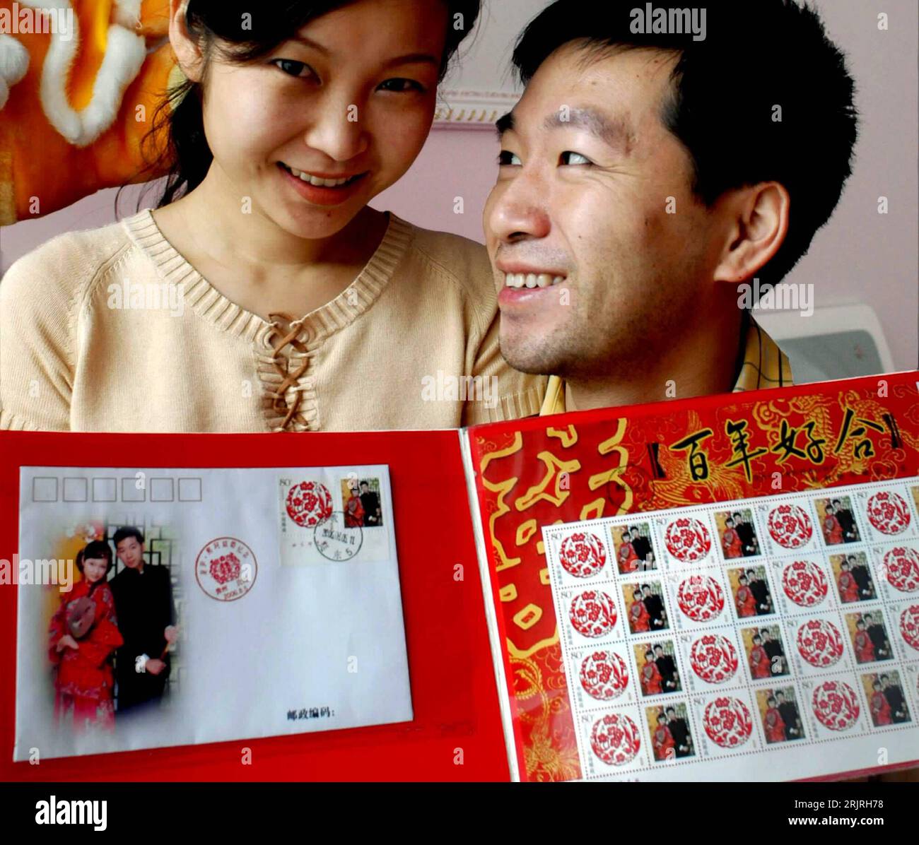 Bildnummer: 51424786  Datum: 19.08.2006  Copyright: imago/Xinhua Wu Yu (re.) und seine Ehefrau Xiong Keyu zeigen ein Set aus Briefumschlägen und Briefmarken mit Ihrem Hochzeitsfoto in Guiyang - PUBLICATIONxNOTxINxCHN,  , Personen; 2006, Guiyang, Briefset, Briefmarke, Umschlag, Briefumschläge, Sets, Briefsets, Umschlägen, Hochzeitsbild, Hochzeitsbilder, Hochzeitsfotos, Paar, Ehepaar, Andenken, Hochzeitsandenken; , quer, Kbdig, Gruppenbild, China,  ,/ close, optimistisch Stock Photo