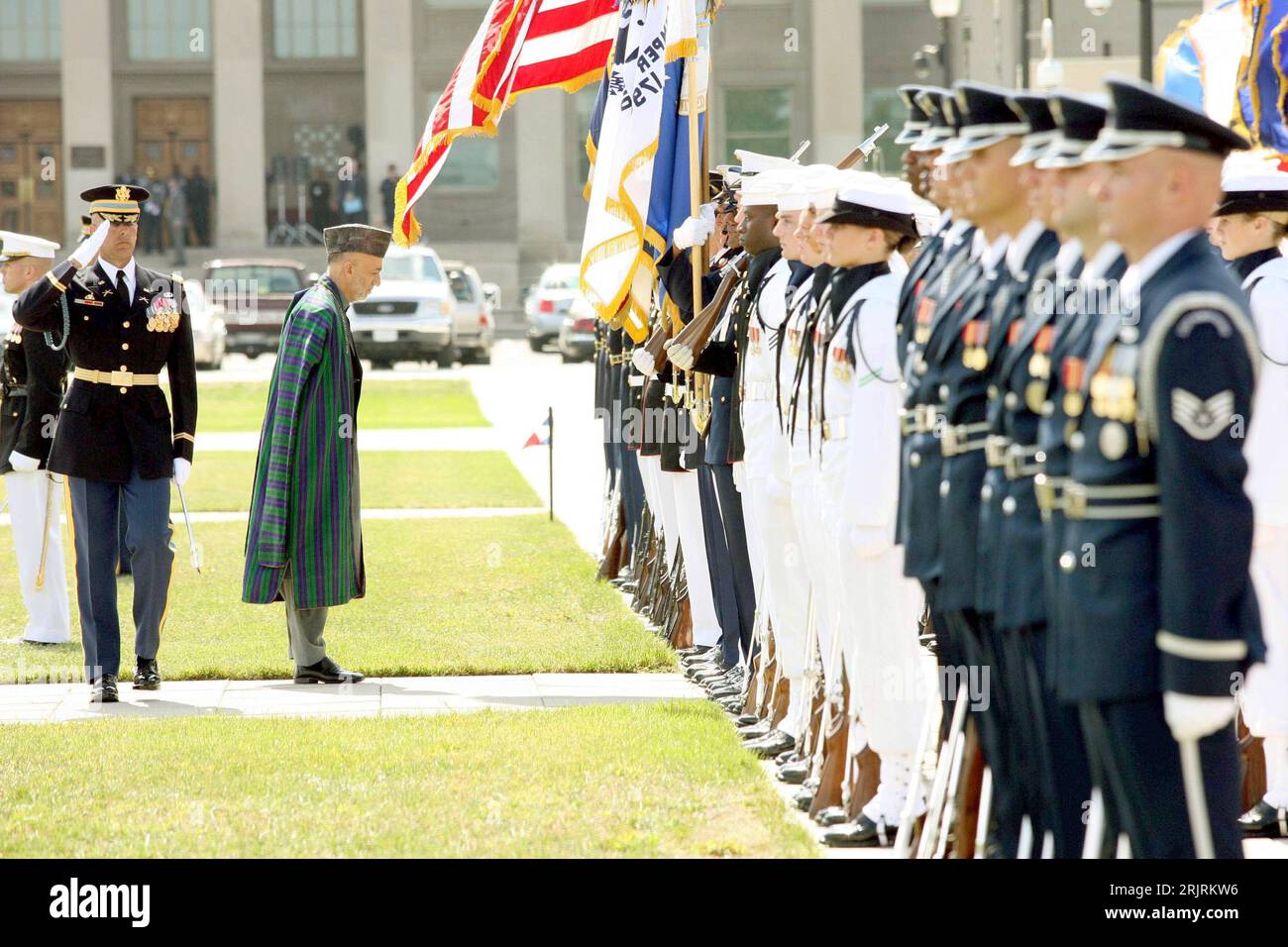 Präsident Hamid Karzai (AFG) während seines Empfanges mit militärischen Ehren in Washington D.C. anlässlich seines Staatsbesuches   -   PUBLICATIONxNOTxINxCHN Stock Photo