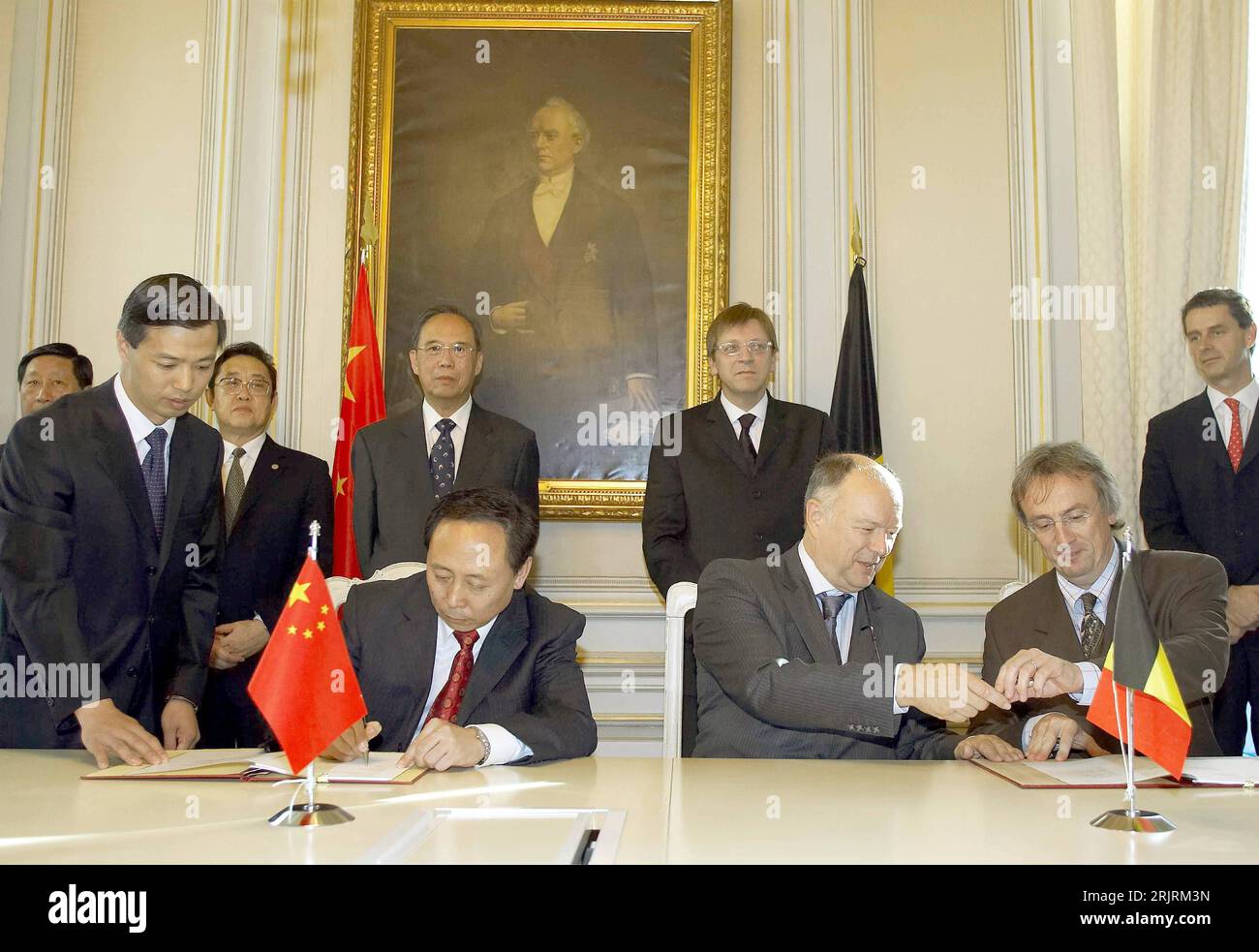 Bildnummer: 51451184  Datum: 21.09.2006  Copyright: imago/Xinhua Kang Rixin (vorn 2.v.l., CHN/Leiter der chinesischen Gesellschaft für Atomindustrie) unterzeichnet mit Frank Deconninck (vorn 2.v.r., BEL/Chef Nuklearforschungszentrum) und Eric van Walle (vorn re., BEL/Generalmanager Nuklearforschungszentrum) in Brüssel unter den Blicken von Premierminister Guy Verhofstadt (hinten 2.v.r., BEL) und Zeng Paiyan (hinten 3.v.r., CHN/Stellvertretender Premierminister) einen Beschluss zur Zusammenarbeit PUBLICATIONxNOTxINxCHN; 2006, Brüssel, Politik, Politiker, Atomenergie , Unternehmensführung , Mana Stock Photo