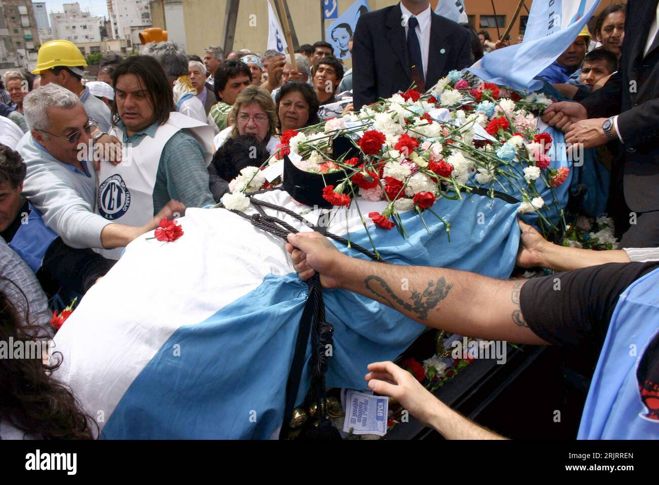 Eine junge Frau in einem Kleid, Deutschland 1950er Jahre. A young woman  wearing a nice dress, Germany 1950s Stock Photo - Alamy, image size:1300x956