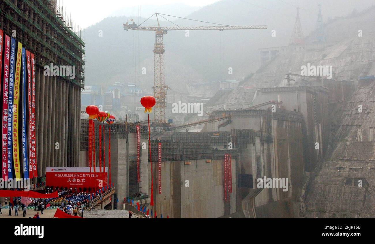 Bildnummer: 51491440  Datum: 30.09.2006  Copyright: imago/Xinhua Feierlichkeiten zum Beginn der Stauung des Hongshui, eines Nebenarms des Perlflusses in Tiene, Südchina, PUBLICATIONxNOTxINxCHN,  , Landschaft; 2006, Tiene, Tien E, Wasserkraft, Damm , Dämme , Staudamm Staudämme, Longtan Hydropower Project, Roter Fluss, Perlfluss; , quer, Kbdig, Totale, Baugewerbe, Wirtschaft, China / Gebäude, außen, Außenansicht Stock Photo