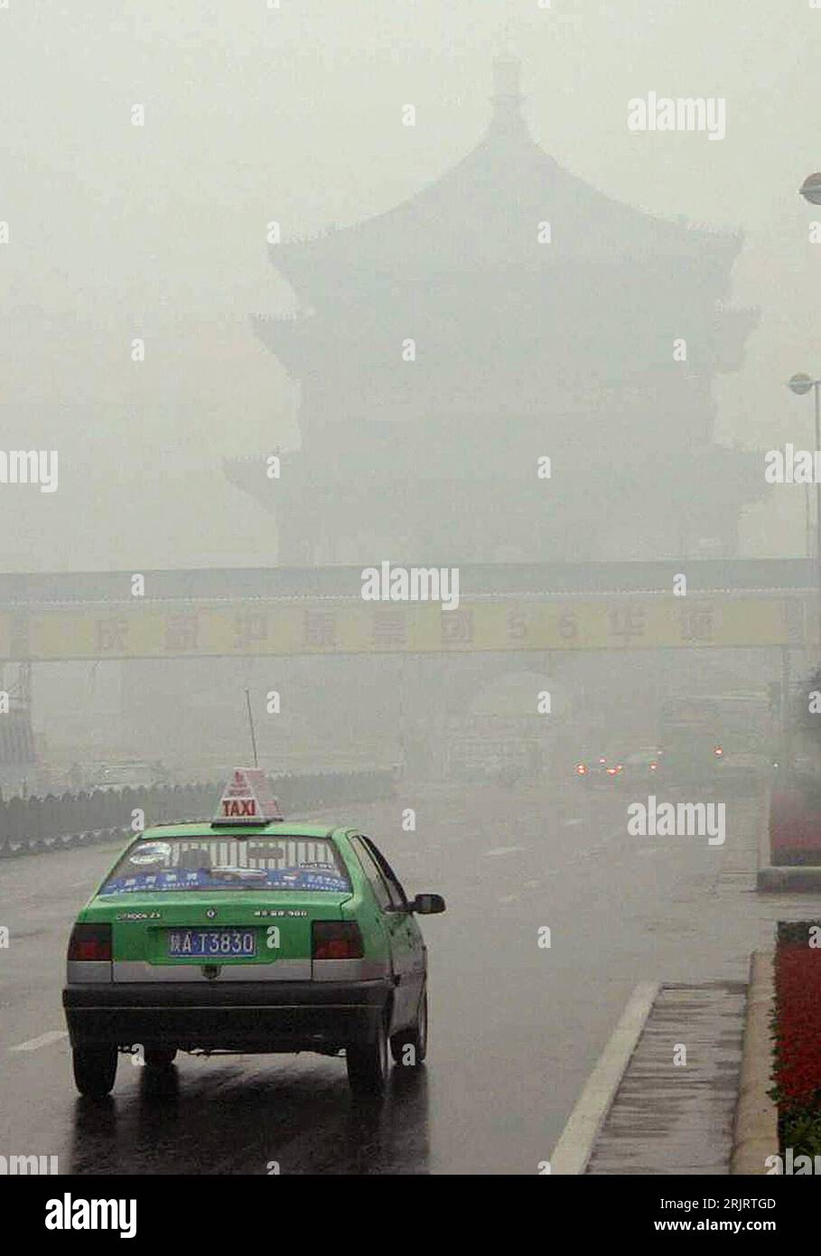 Bildnummer: 51491790  Datum: 05.10.2006  Copyright: imago/Xinhua Smog: Taxi unterwegs im dunstigen Xian in der chinesischen Provinz Shaanxi - PUBLICATIONxNOTxINxCHN , Landschaft , Objekte; 2006, Xian, Umweltverschmutzung, Luftverschmutzung, verschmutzt, verschmutzte, Smog, Auto, Autos, Taxi, Taxis, Nebel, neblig, nebelig; , hoch, Kbdig, Einzelbild, Dienstleistungsgewerbe, Wirtschaft, China,  , Luft, Oekologie, Straße, Verkehr,  / Xi an Stock Photo
