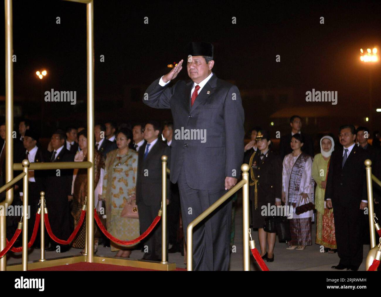 Bildnummer: 51505218  Datum: 29.10.2006  Copyright: imago/Xinhua Präsident Susilo Bambang Yudhoyono (INA) salutiert während seines Empfangs zum Gipfeltreffen der Vereinigung Südostasiatischer Nationen (ASEAN) in Nanning, Autonome Region Guangxi Zhuang, China - PUBLICATIONxNOTxINxCHN, Personen; 2006, Nanning, Politik, Politiker, Präsident, Pressetermin, Association of Southeast Asian Nations, Gipfel, Treffen, Empfang, salutieren; , quer, Kbdig, Einzelbild, Internationale Politik, Politik, China,  , People Stock Photo