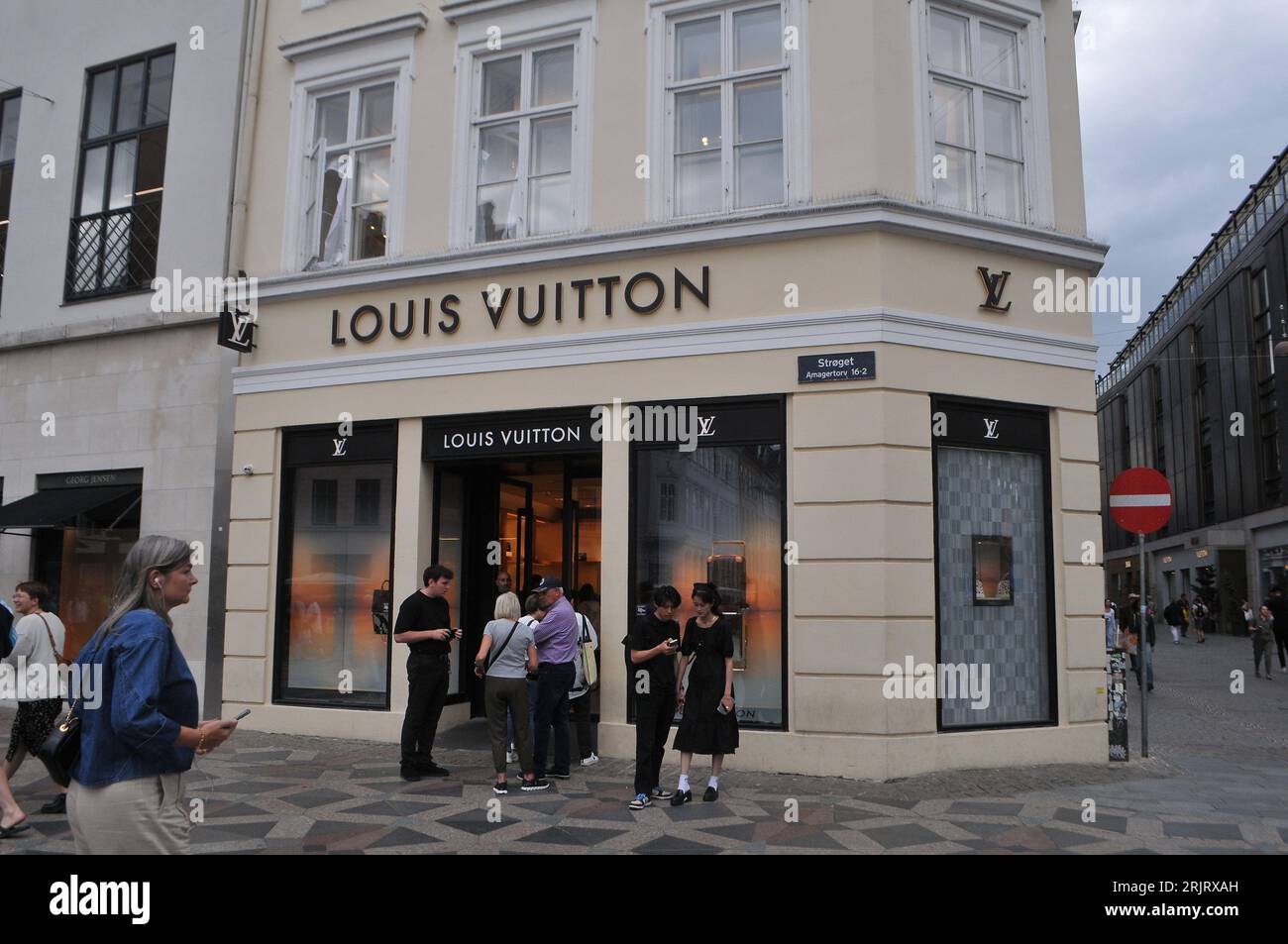 Louis vuitton shopping bgs hi-res stock photography and images - Alamy