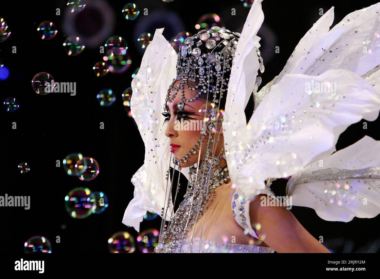 Bildnummer: 50940035 Datum: 06.10.2005 Copyright: imago/Xinhua Asiatisches  Model mit Discokugelhut präsentiert eine ausgefallene Kreation des  chinesischen Make-up-Artists Mao Geping anlässlich einer Präsentation der  neuen Herbst-Winter-Make-up-Trends