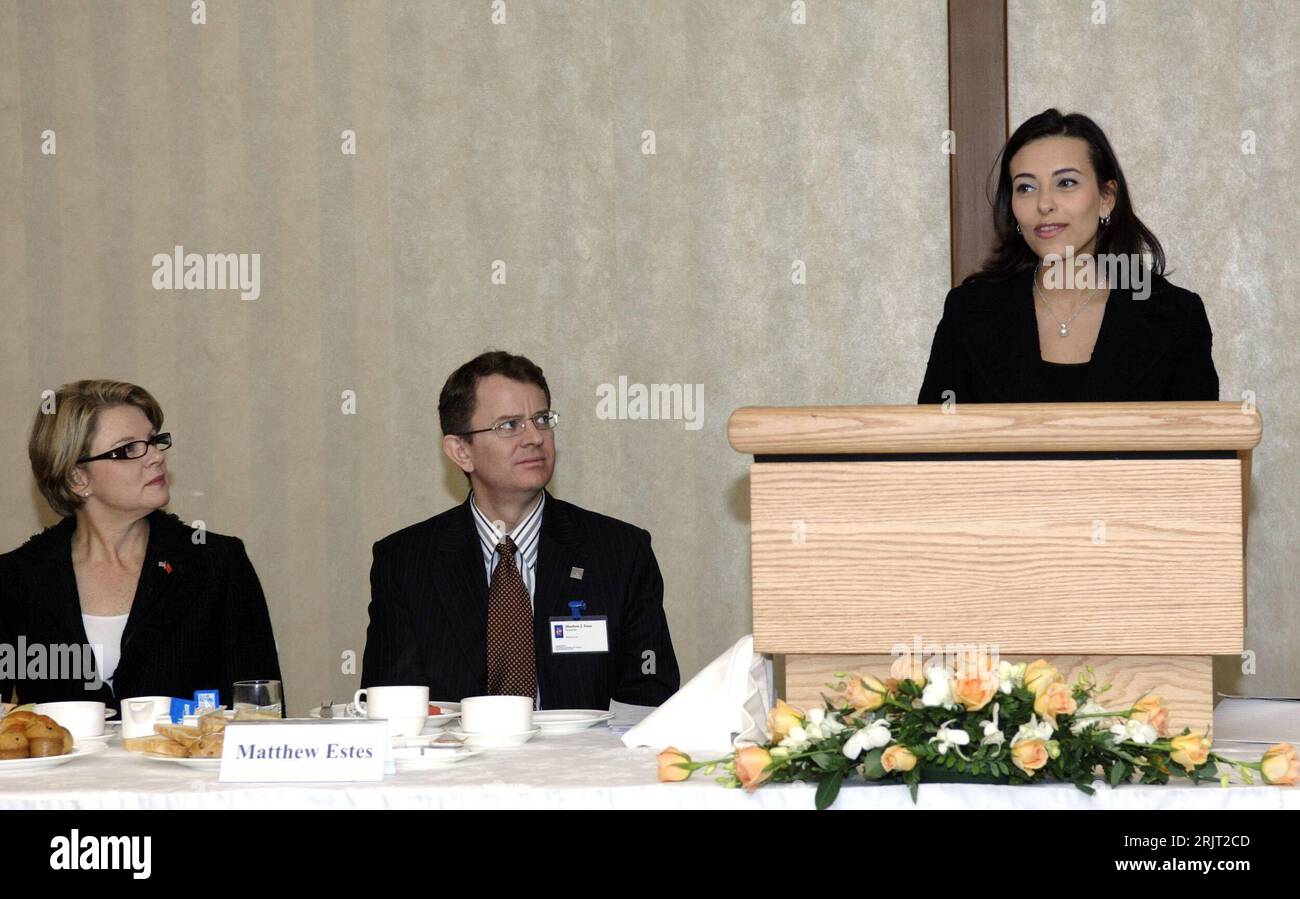 V.l.n.r.: Margaret Spellings (USA/Bildungsministerin), Matthew Estes und Dina H. Powell (USA/Stellvertretende Außenministerin) bei einer Rede während eines Frühstücktreffens der Universitätsdelegation in Peking - PUBLICATIONxNOTxINxCHN Stock Photo
