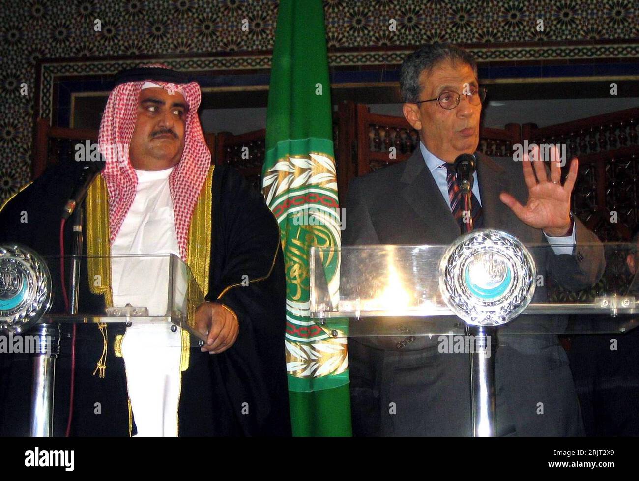 Bildnummer: 51549647  Datum: 12.11.2006  Copyright: imago/Xinhua Amr Mussa (re., EGY/Generalsekretär der Arabischen Liga) und Außenminister Scheich Mohammed bin Mubarak Al Khalifa (BRN) während einer Dringlichkeitssitzung der Arabischen Liga zum Nahostkonflikt in Kairo  -   PUBLICATIONxNOTxINxCHN, Personen; 2006, Kairo, Politiker, Konferenzen , Pressekonferenz , Pressetermin; , quer, Kbdig, Gruppenbild, close, Internationale Politik, Politik, Ägypten, Randbild, People Stock Photo