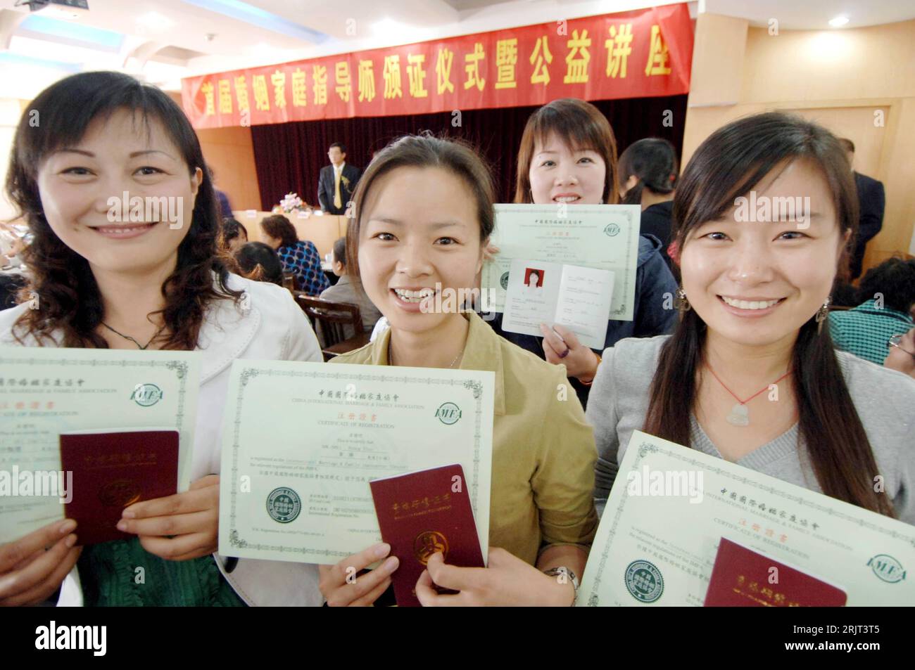Bildnummer: 51566673  Datum: 05.11.2006  Copyright: imago/Xinhua Junge Absolventinnen zeigen stolz ihre Zertifikate, die sie als Ehe- und Familien-Berater ausweisen - Hangzhou - PUBLICATIONxNOTxINxCHN, Personen; 2006, Hangzhou, Zertifikat, Ausbildungszeugnis, Eheberater, Eheberatung, Familienberater, Familienberatung, Absolventen; , quer, Kbdig, Gruppenbild, close, China,  , Ausbildung, Bildung, o0 optimistisch Stock Photo