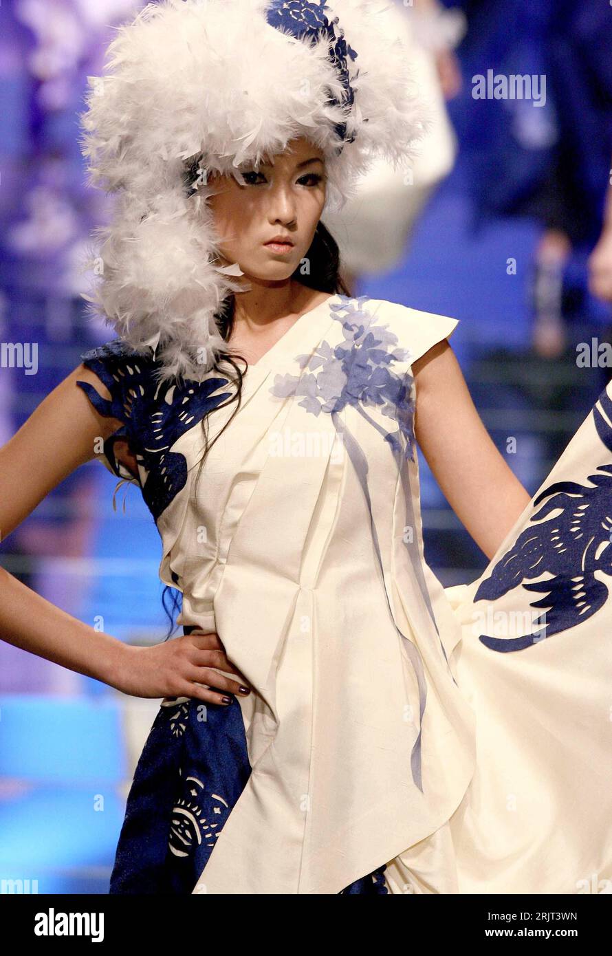 Bildnummer: 51566437  Datum: 16.11.2006  Copyright: imago/Xinhua Model präsentiert eine Kreation des Institute of Clothing Technology in Peking PUBLICATIONxNOTxINxCHN, Personen; 2006, Peking, Modewoche, Fashion Week, Fashionweek, Modenschau, Modenschauen, Model, Models, Frau, Damenmode, Outfit, Bekleidung, Kopfbedeckung, Kopfbedeckungen; , hoch, Kbdig, Einzelbild, close, China,  , Beauty, Fashion Stock Photo