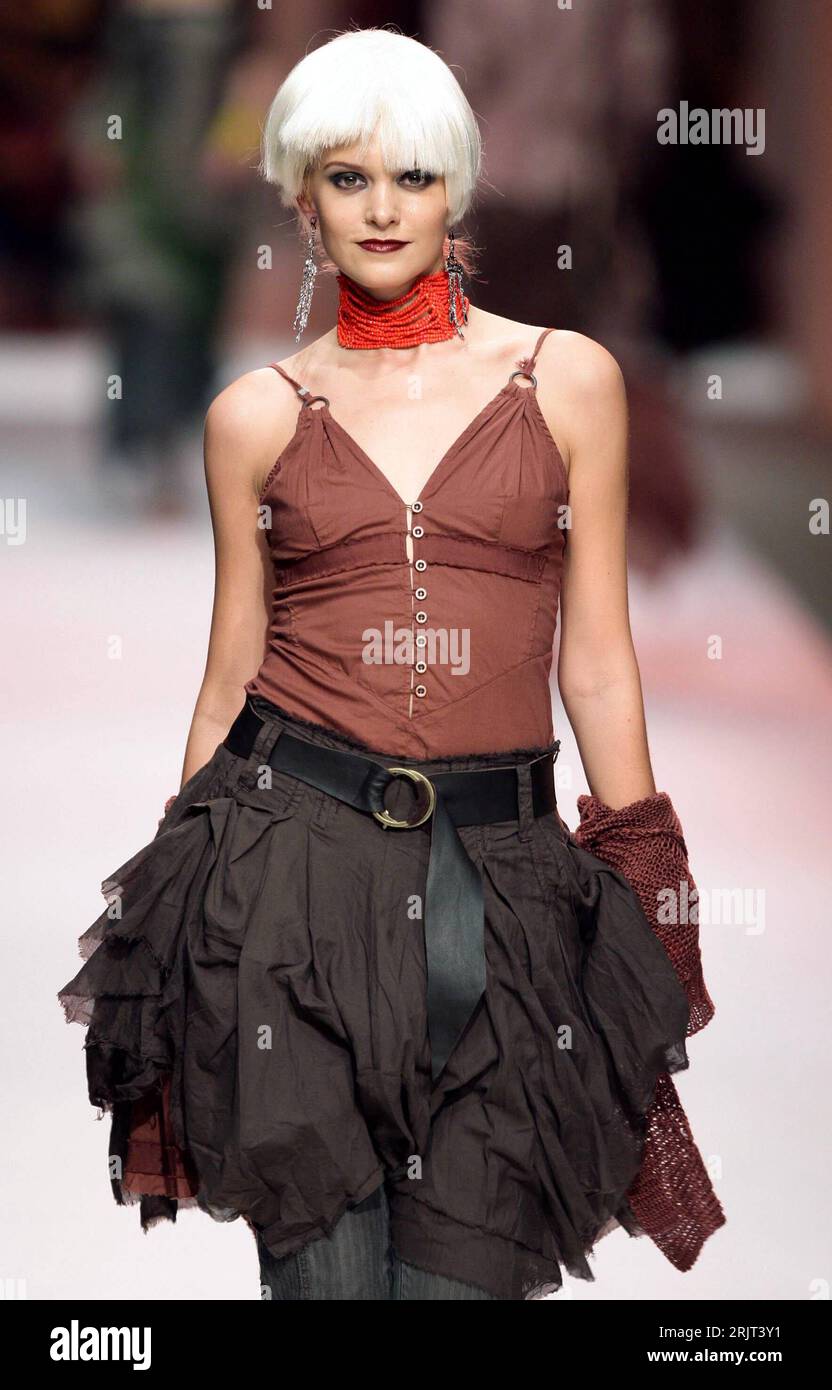 Bildnummer: 51566462  Datum: 17.11.2006  Copyright: imago/Xinhua Model präsentiert eine Kreation von Hybris während der China Fashion Week in Peking PUBLICATIONxNOTxINxCHN, Personen; 2006, Peking, Modewoche, Fashion Week, Fashionweek, Modenschau, Modenschauen, Model, Models, Frau, Damenmode, Outfit, Bekleidung; , hoch, Kbdig, Einzelbild, China,  , Beauty, Fashion Stock Photo