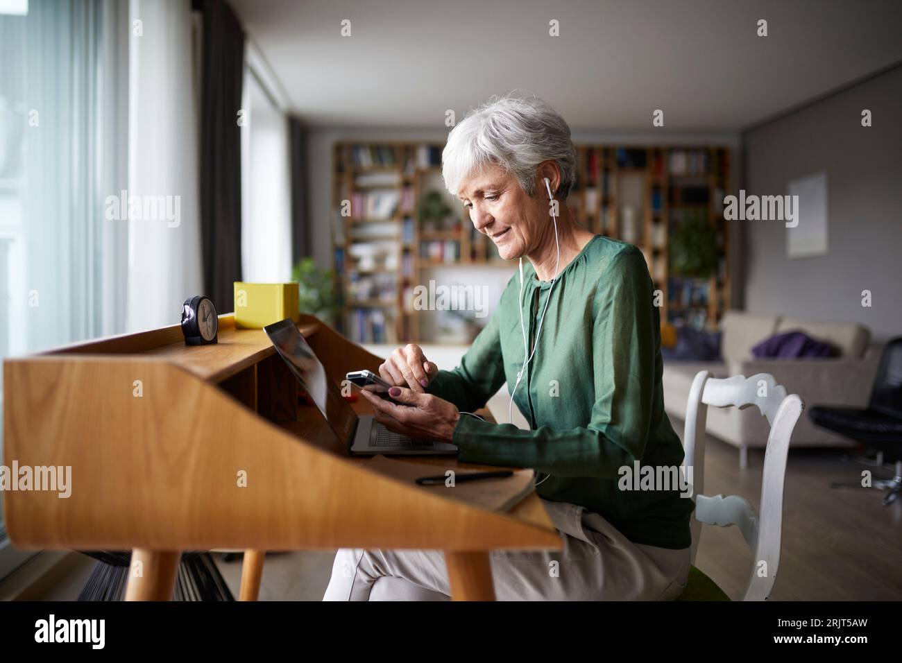 Active listening hi-res stock photography and images - Alamy