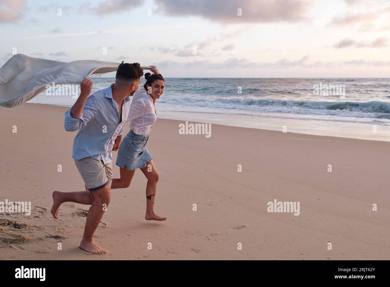 Man woman holding hands running hi-res stock photography and images - Alamy