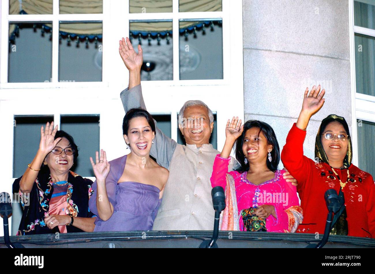 Wirtschaftswissenschaftler Muhammad Yunus Mitte, BAN/Gründer Grameen Bank mit Ehefrau Afrozi li. und Töchter Monica 2.v.li. und Deena 2.v.re. und  Mosammat Taslima Begum re., BAN/Vorstandsmitglied Grameen Bank anlässlich der Preisverleihung in Oslo - PUBLICATIONxNOTxINxCHN Stock Photo
